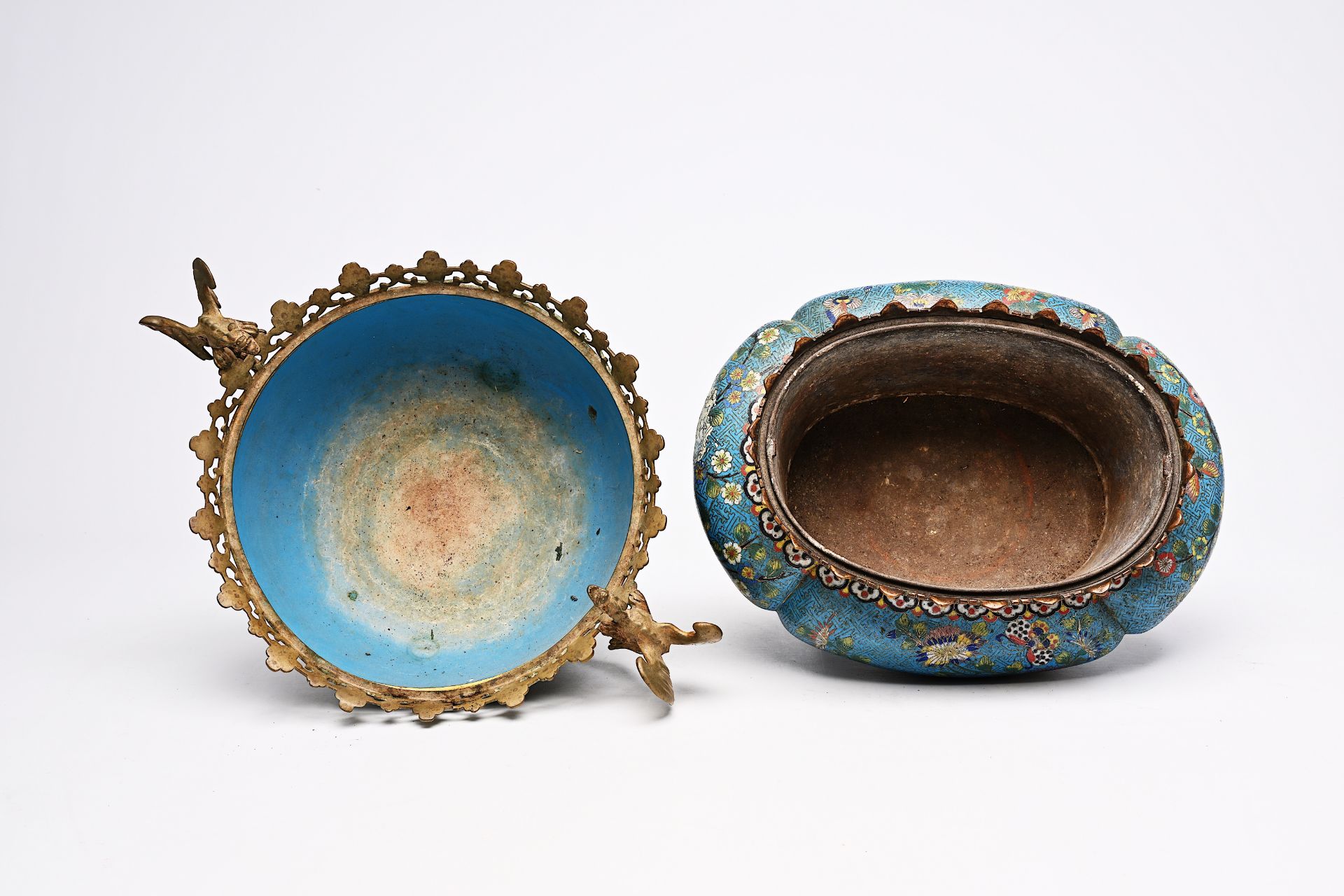 A Chinese cloisonne bowl and a jardiniere with gilt metal mounts, 19th C. - Bild 11 aus 11