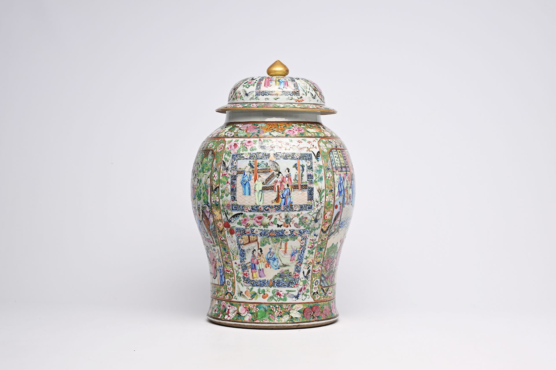 A fine Chinese Canton famille rose vase and cover with palace scenes and floral design, 19th C. - Bild 6 aus 9
