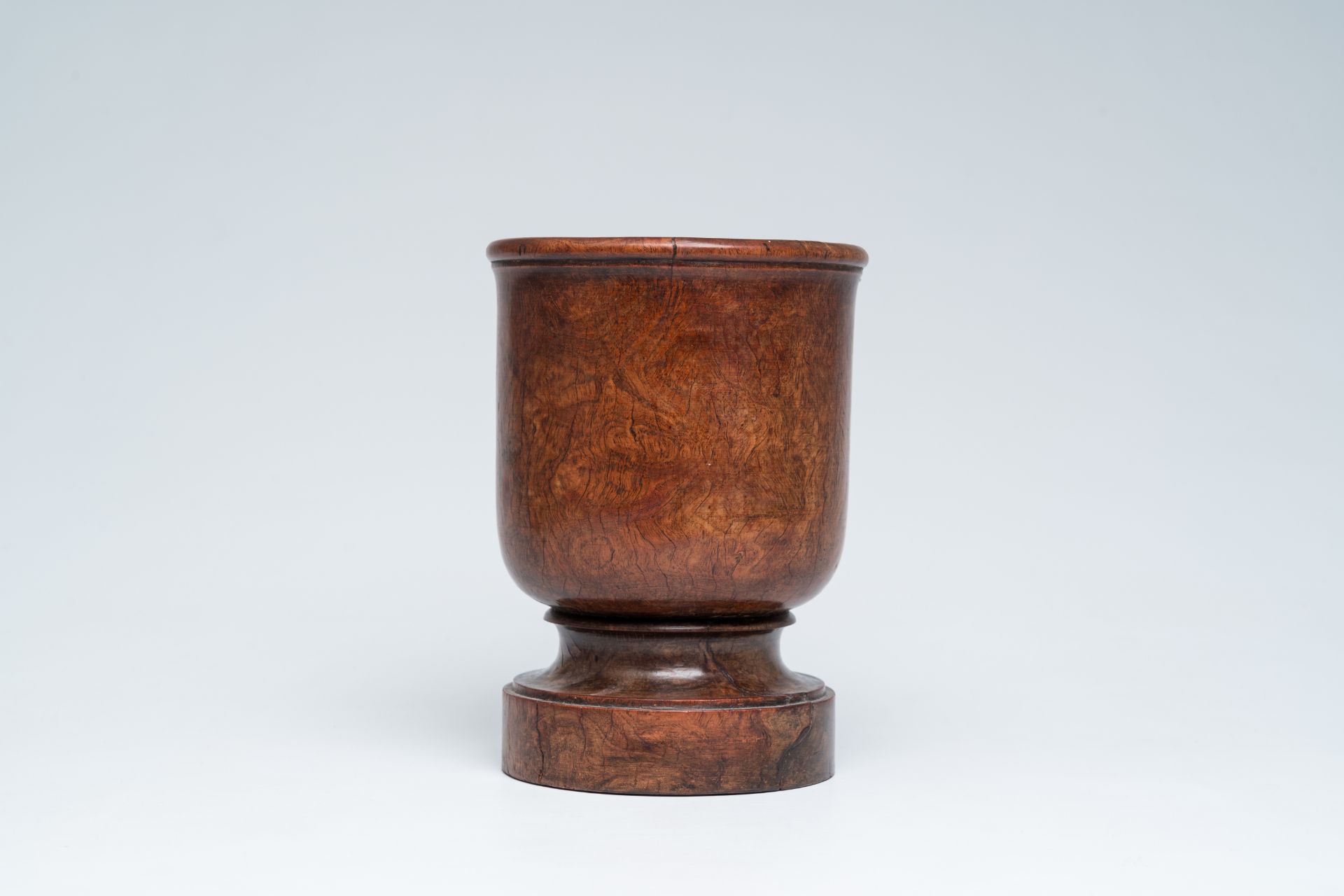 An English turned burl wood 'Queen Anne' mortar and pestle, 18th C. - Image 4 of 11