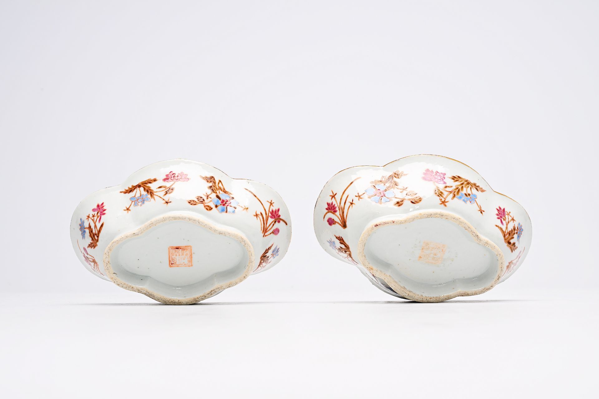 A pair of Chinese lobed famille rose bowls with floral design, 19th C. - Image 23 of 24