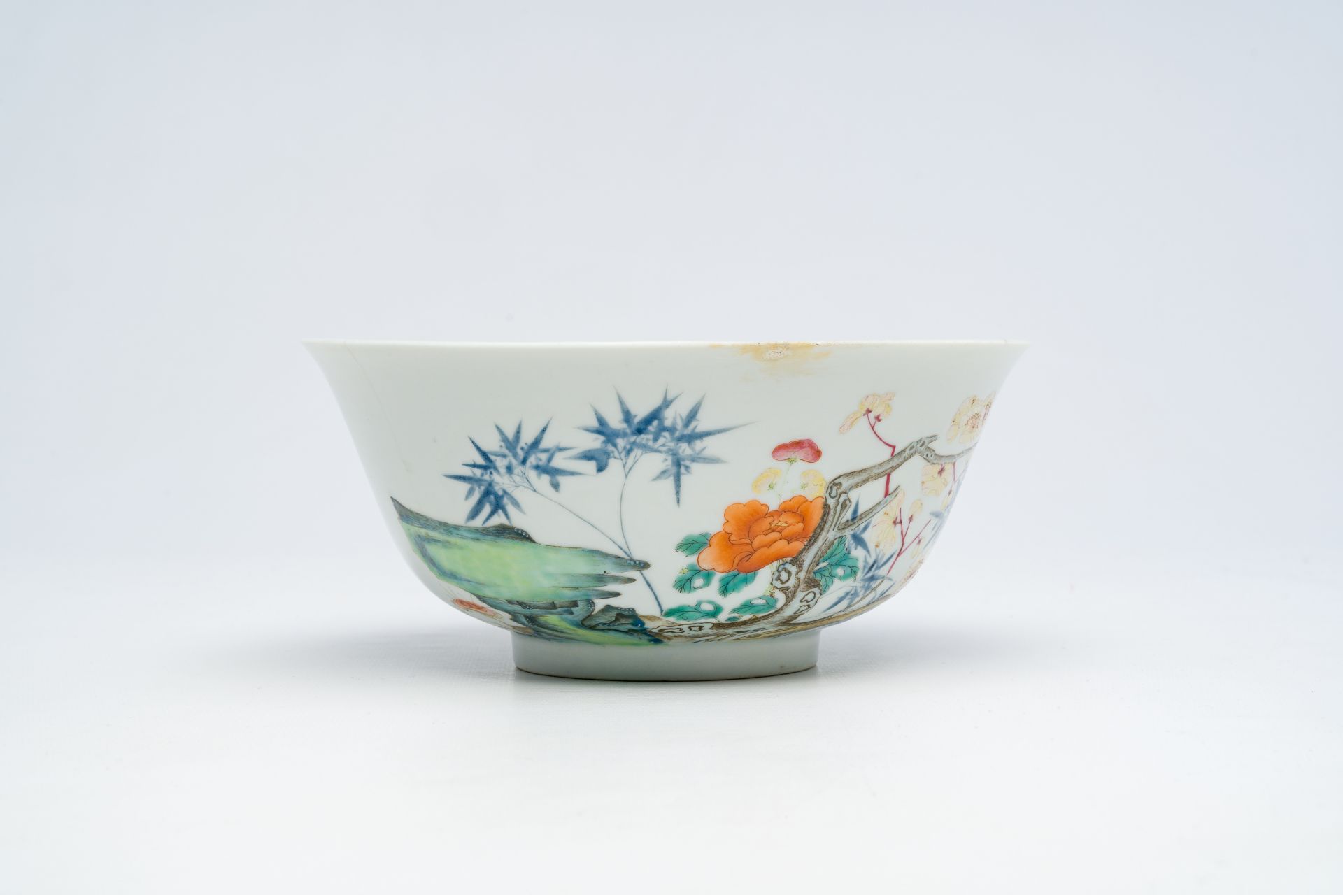 A Chinese famille rose bowl with birds among blossoming branches, Yongzheng mark, Republic - Bild 9 aus 14