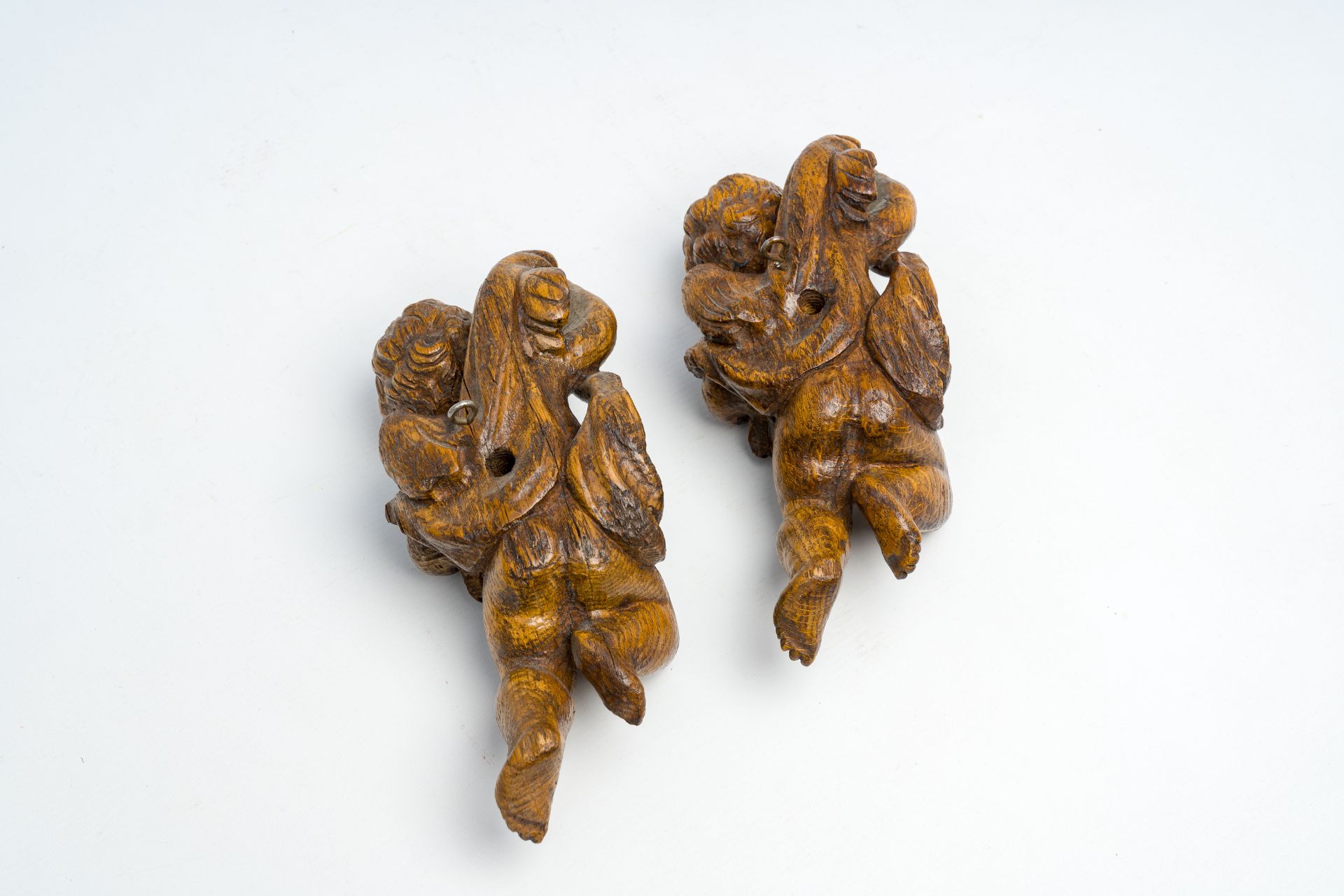 A pair of oak wood sculptures of angels, probably France, 17th/18th C. - Bild 2 aus 6