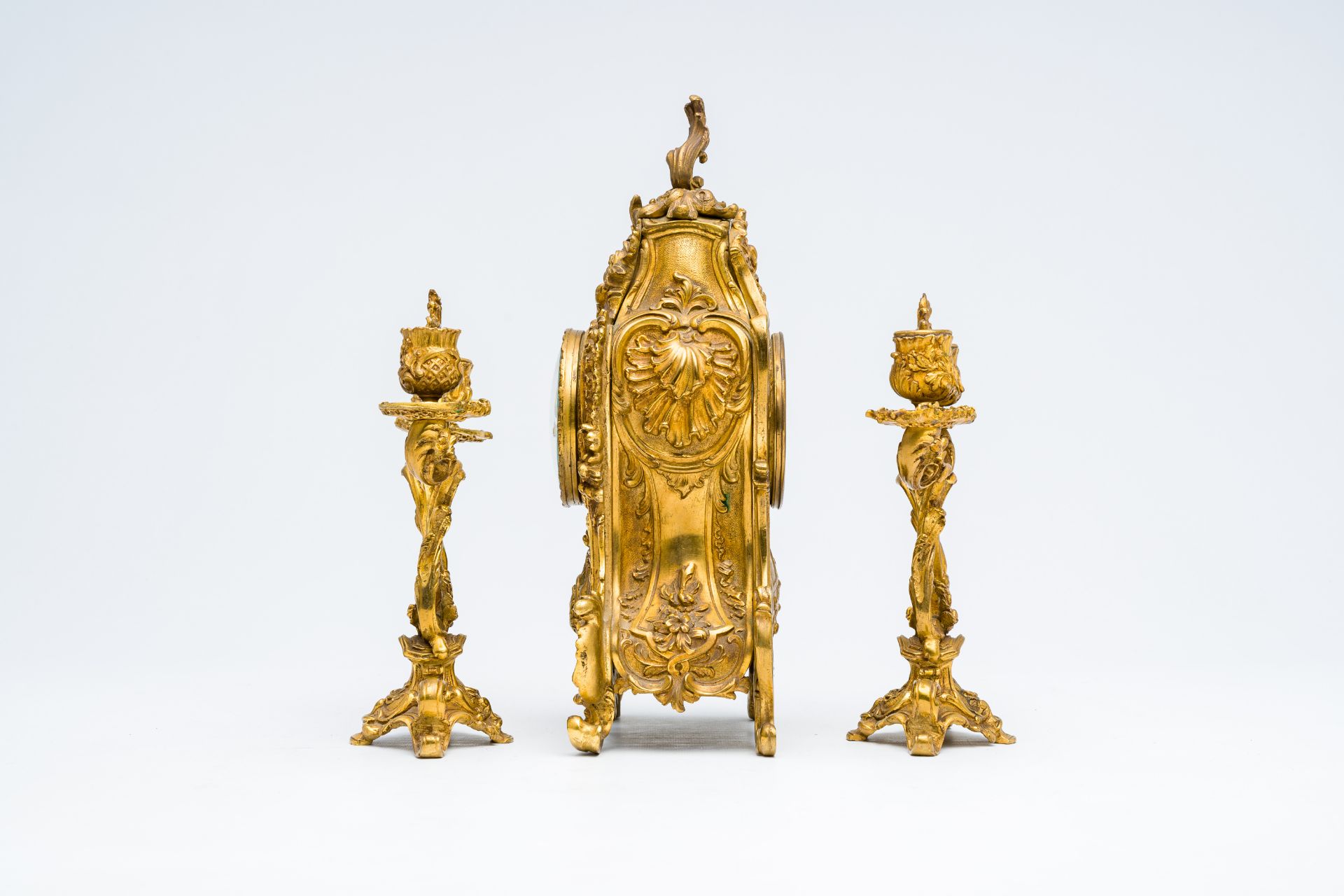 A French Louis XV style gilt bronze three-piece clock garniture, 19th C. - Bild 4 aus 9