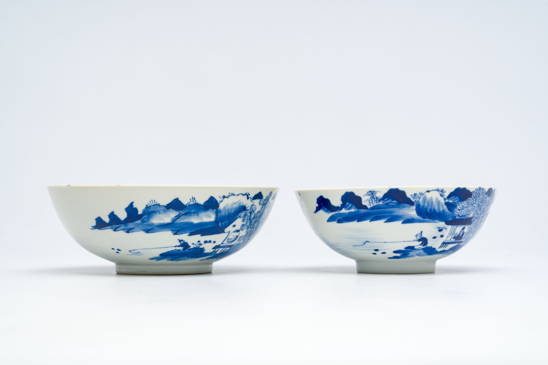 Two Chinese blue and white 'animated landscape' bowls, 19th C. - Bild 9 aus 14