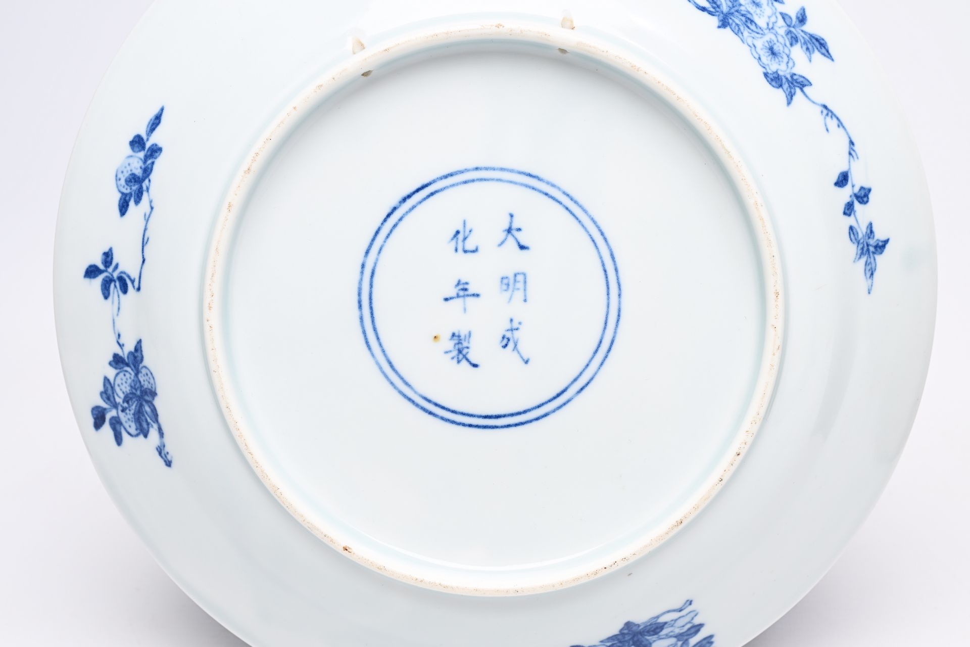 A varied collection of Chinese blue, white, famille rose, Imari style and Samson porcelain plates an - Bild 9 aus 11