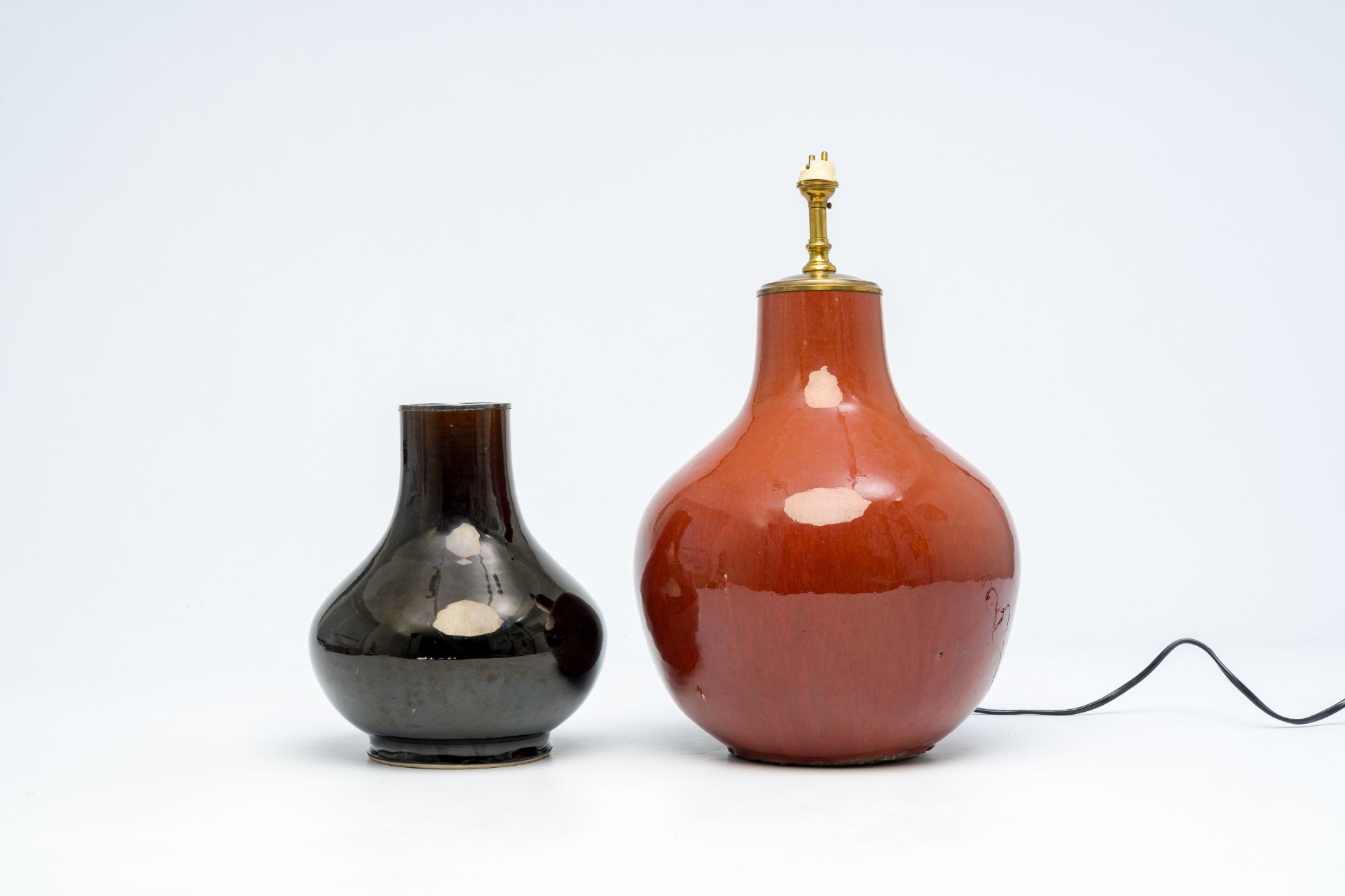 Two Chinese monochrome bottle vases, 19th C. - Bild 2 aus 12