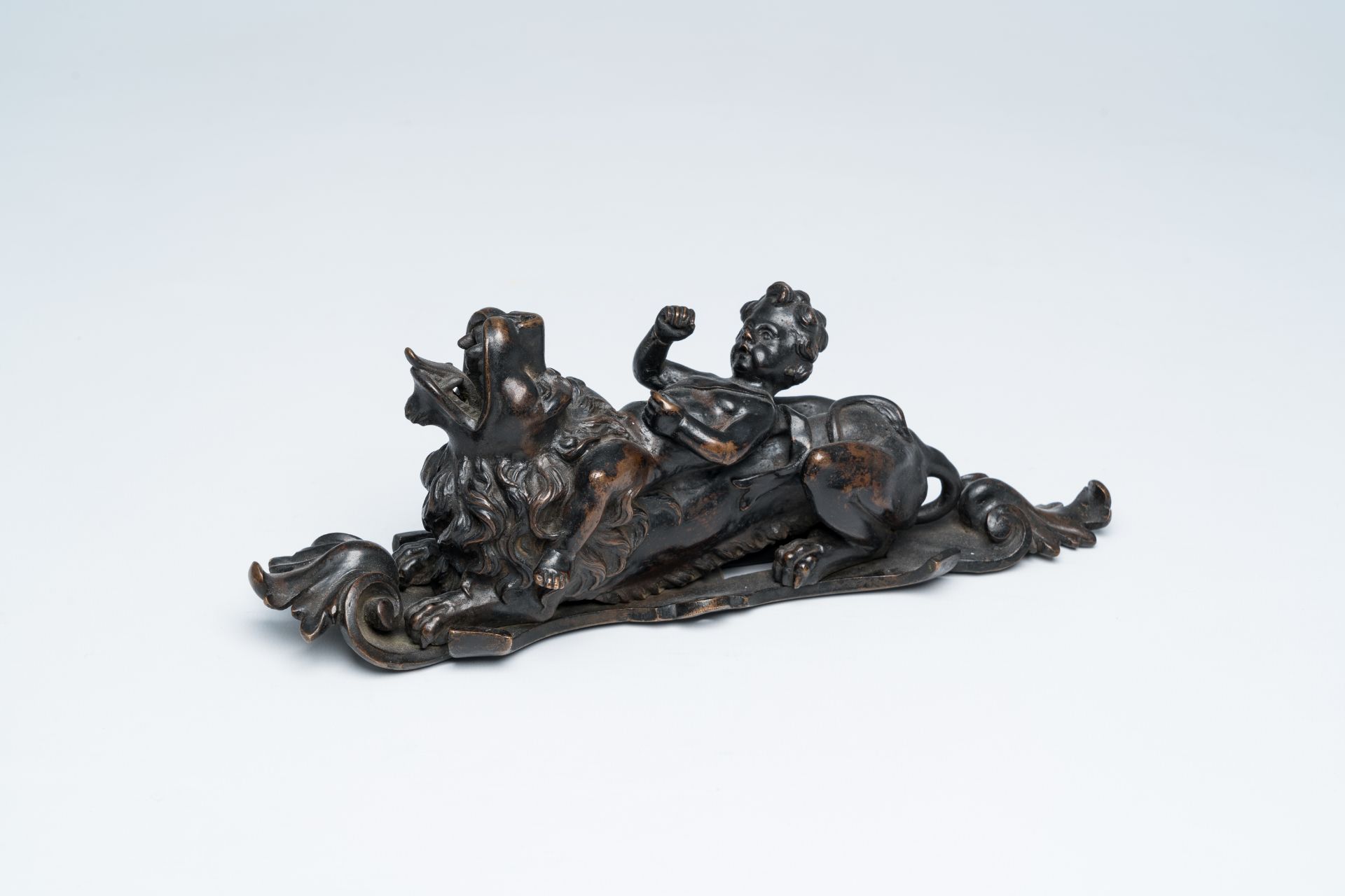 A Flemish patinated bronze door knocker with a jolly putto on a lion, presumably Antwerp, early 18th - Bild 8 aus 8