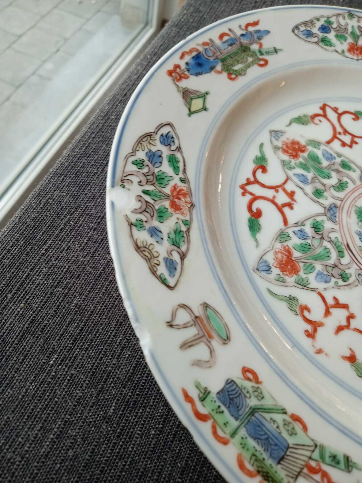 Two Chinese famille verte and iron-red plates with floral design, Kangxi/Yongzheng - Bild 7 aus 16