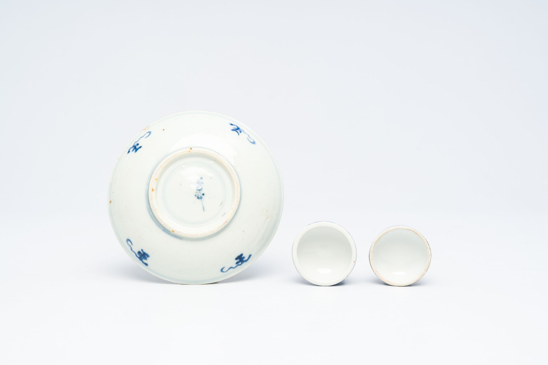 A varied collection of Chinese blue and white porcelain with floral design, 19th/20th C. - Image 17 of 18