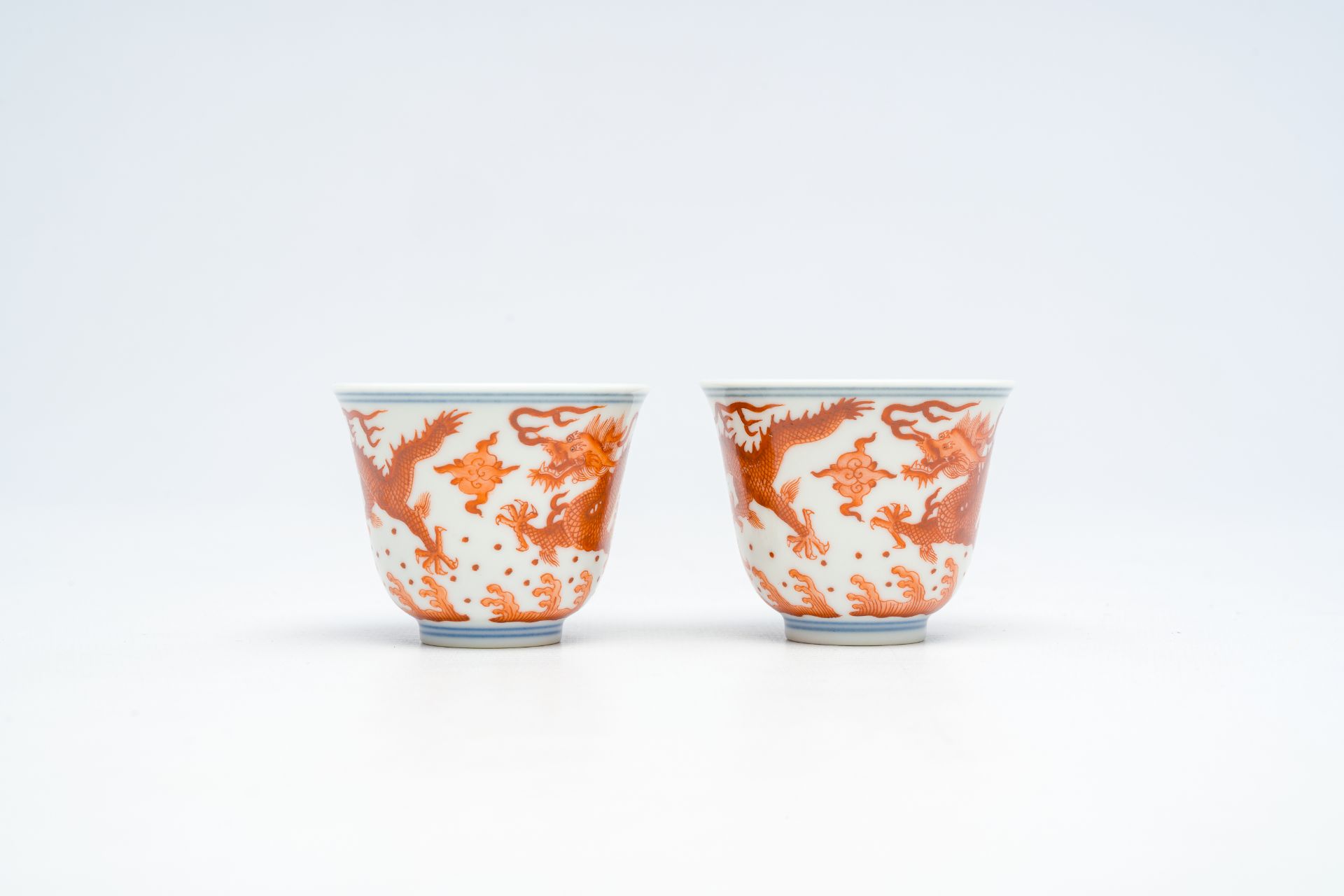 A pair of Chinese blue, white and iron-red 'dragons chasing the pearl' cups, Guangxu mark, 19th/20th - Bild 8 aus 14