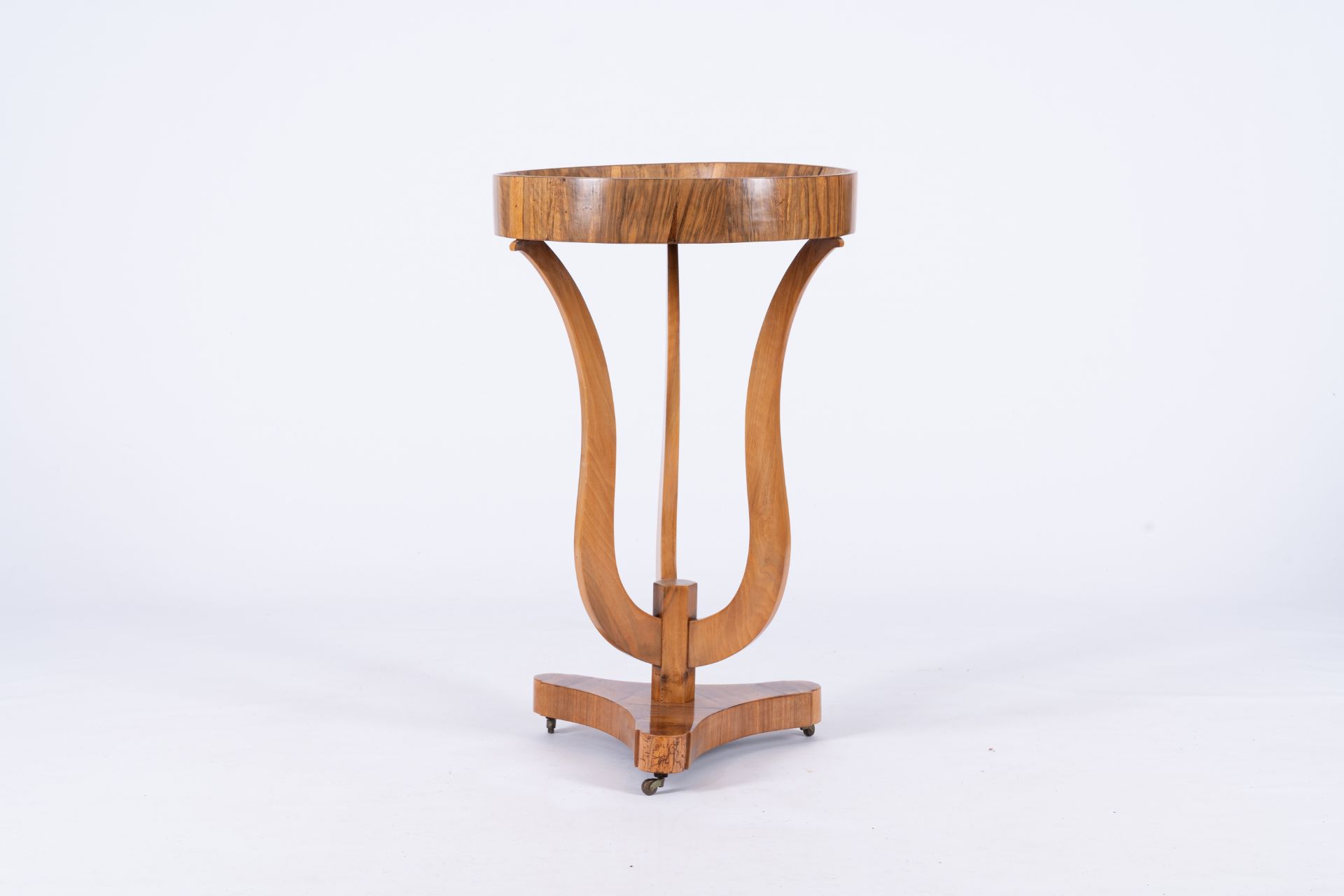 A round wood Art Deco side table or gueridon, 20th C. - Bild 5 aus 7