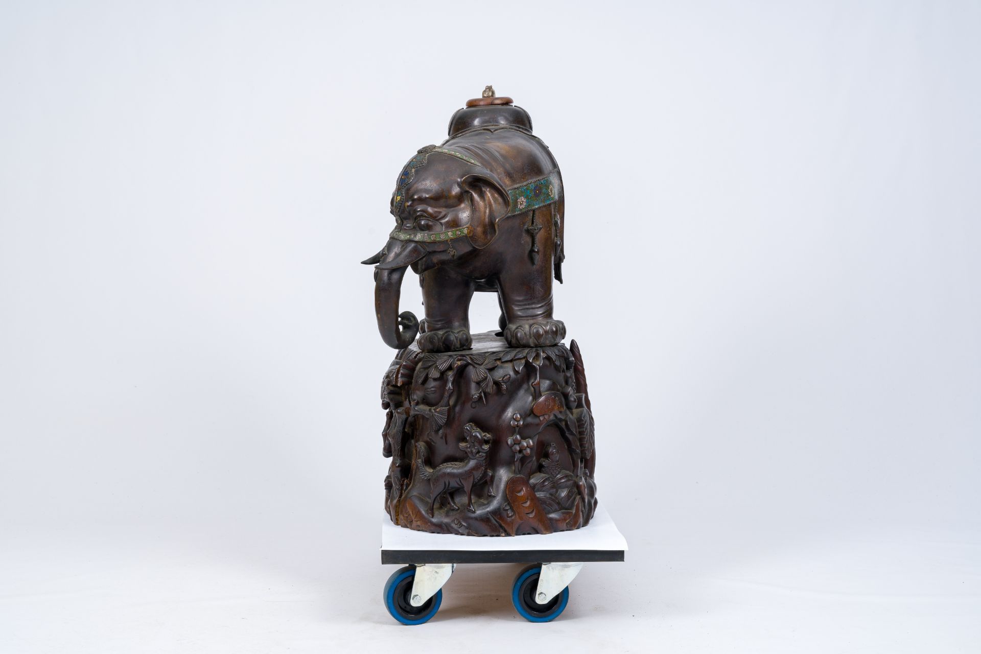 A large Japanese bronze and champleve enamel elephant on a carved wood base, Meiji, 19th C. - Bild 3 aus 11