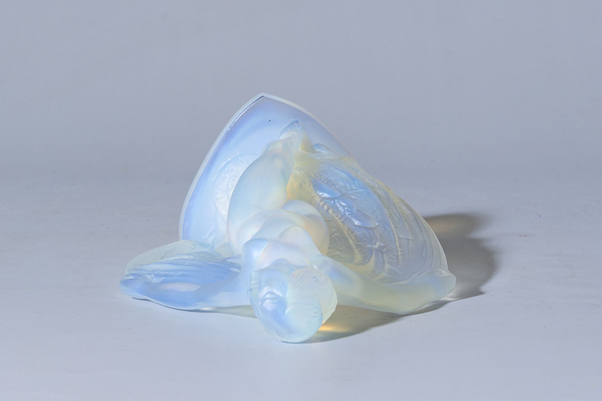 A French Sabino opalescent glass figurine of Isadora Duncan, 20th C. - Image 6 of 13
