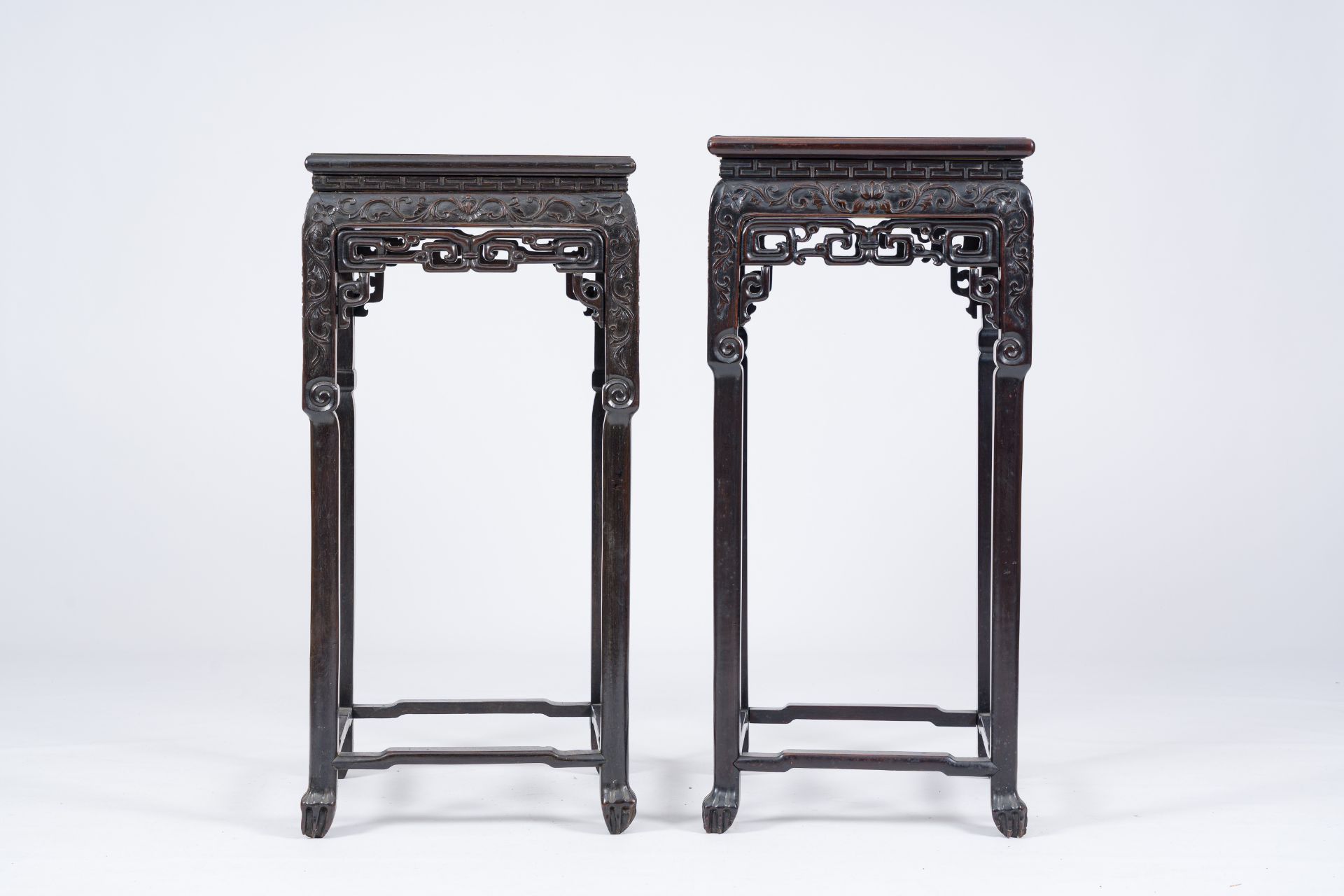 A pair of square Chinese reticulated hardwood stands with marble tops, 19th C. - Bild 5 aus 6