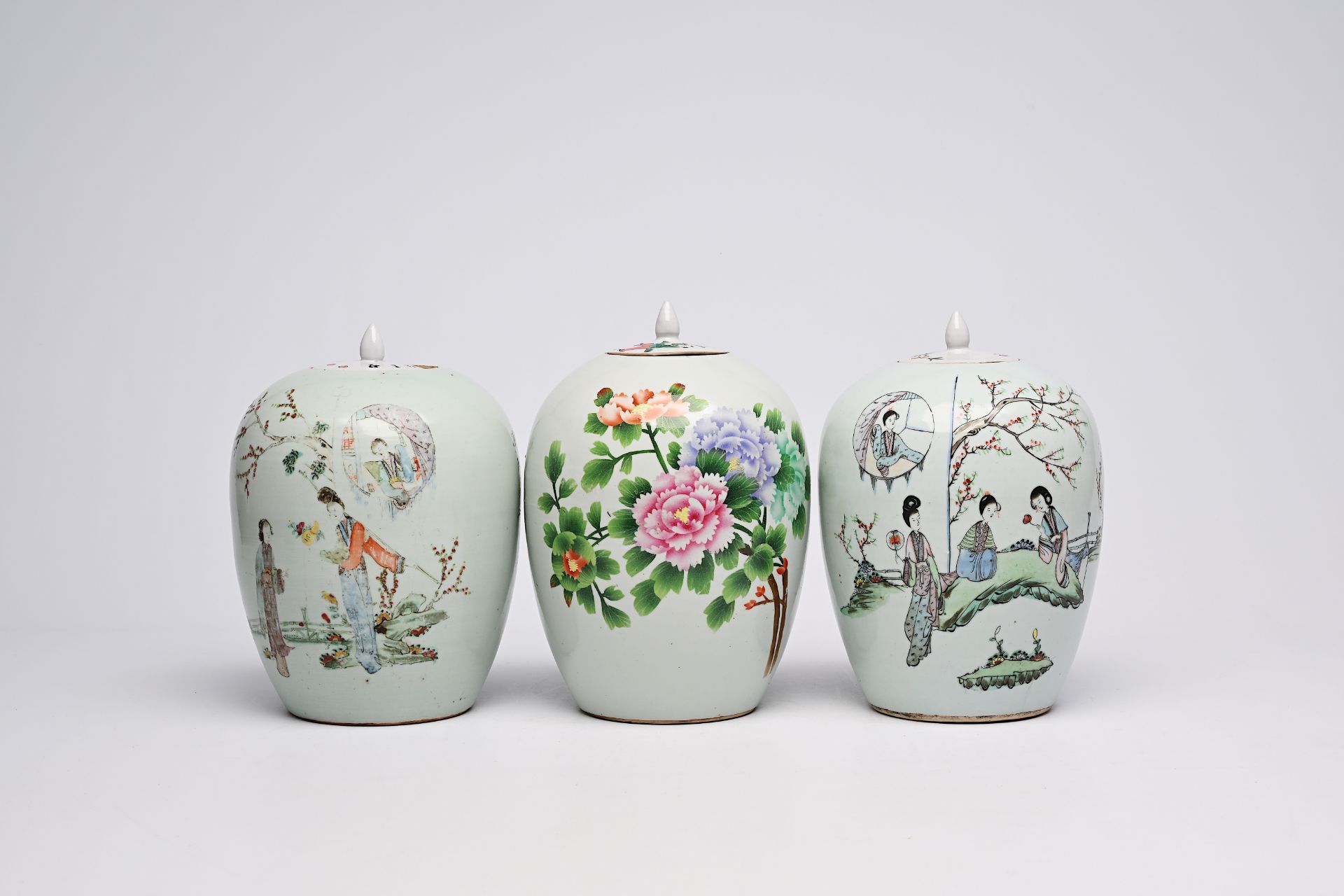 Six Chinese famille rose and qianjiang cai ginger jars with floral and figurative design, 19th/20th - Bild 18 aus 34