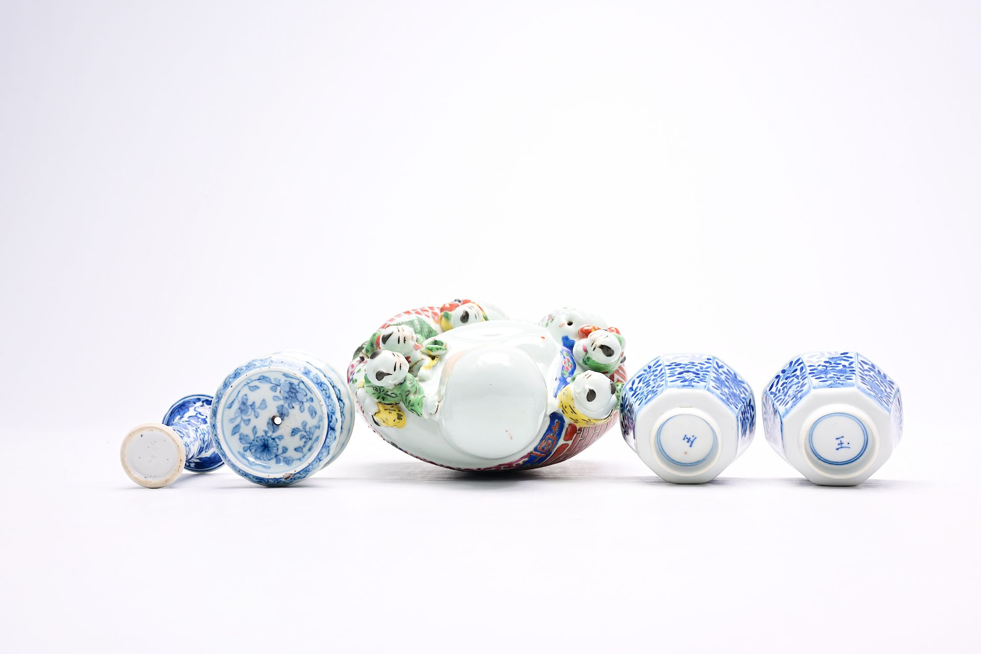 A varied collection of Chinese blue, white, famille rose and Imari style porcelain, 18th C. and late - Image 11 of 14