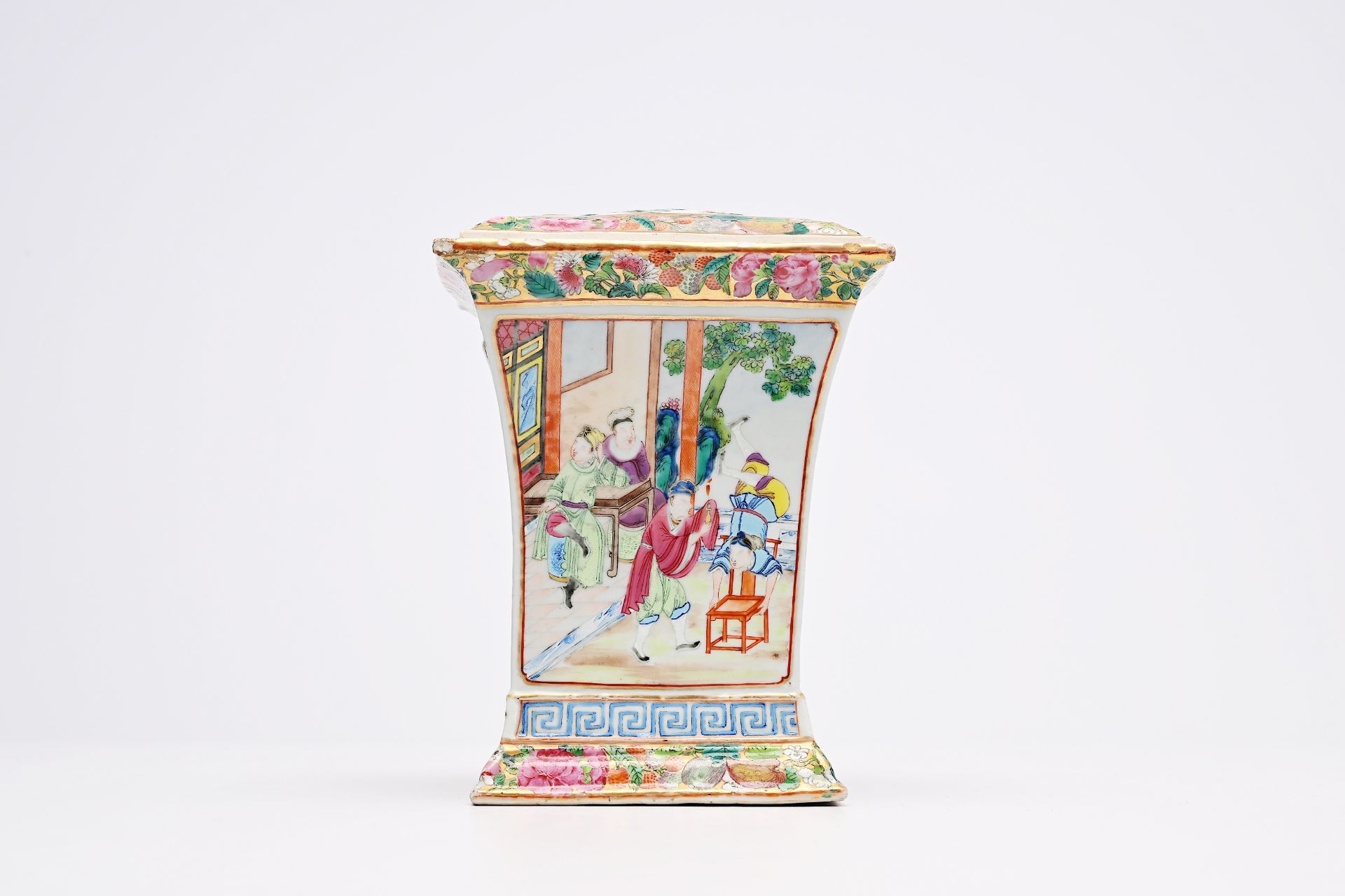 A square Chinese Canton famille rose flower holder with palace scenes and eight various plates and d - Bild 8 aus 11