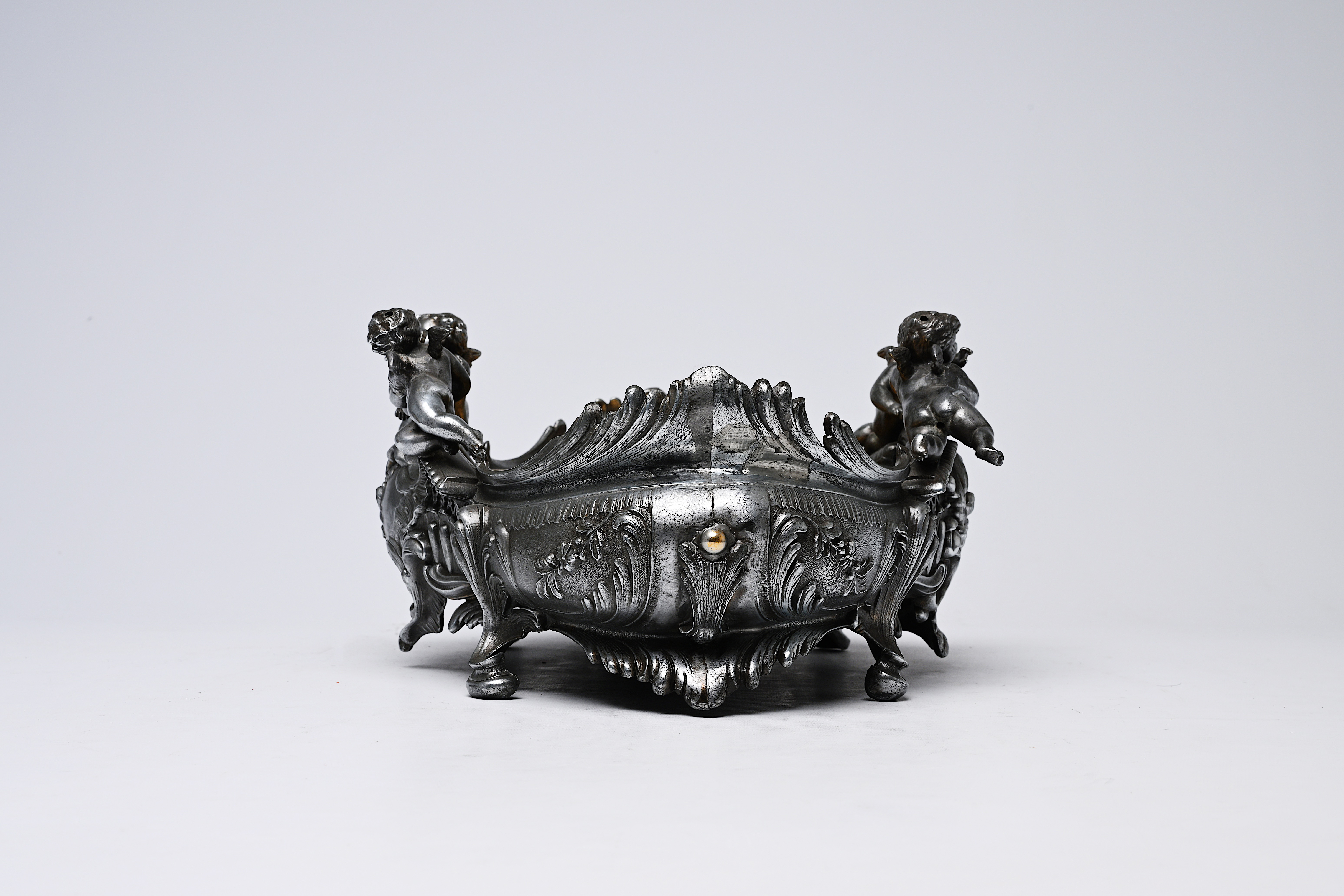 A French silver plated Louis XV style centrepiece with putti and accompanying bowl, 19th/20th C. - Image 6 of 10