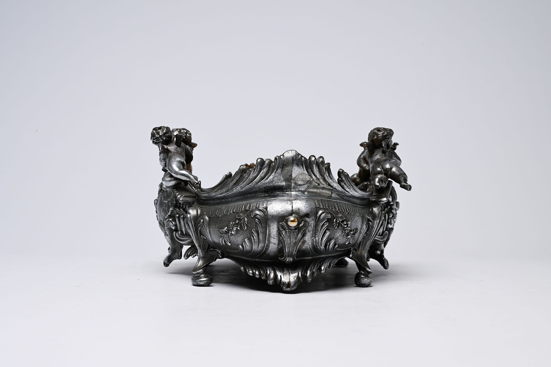 A French silver plated Louis XV style centrepiece with putti and accompanying bowl, 19th/20th C. - Bild 6 aus 10