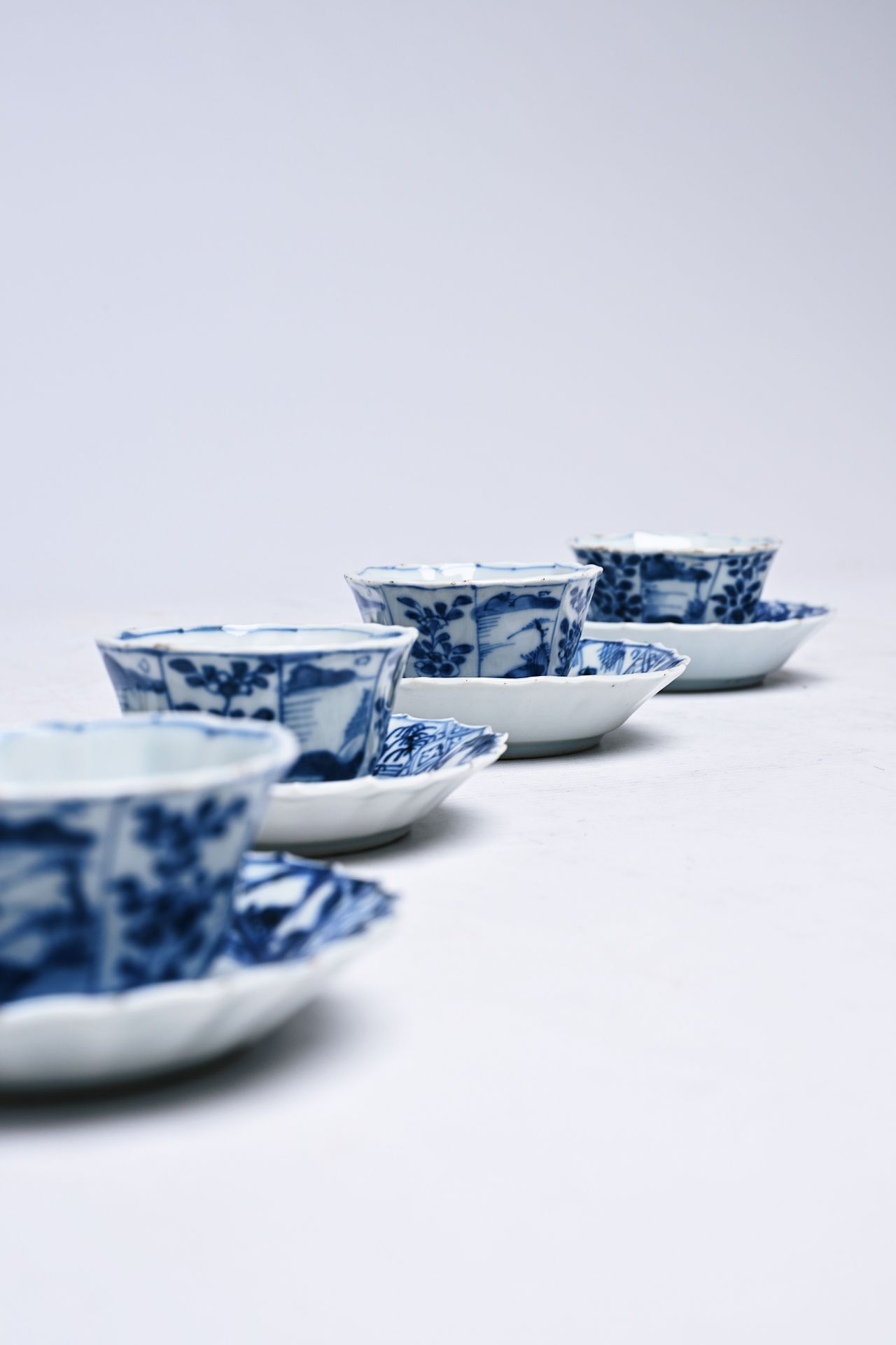 Four Chinese blue and white cups and saucers with floral design and landscapes, Kangxi - Bild 9 aus 12