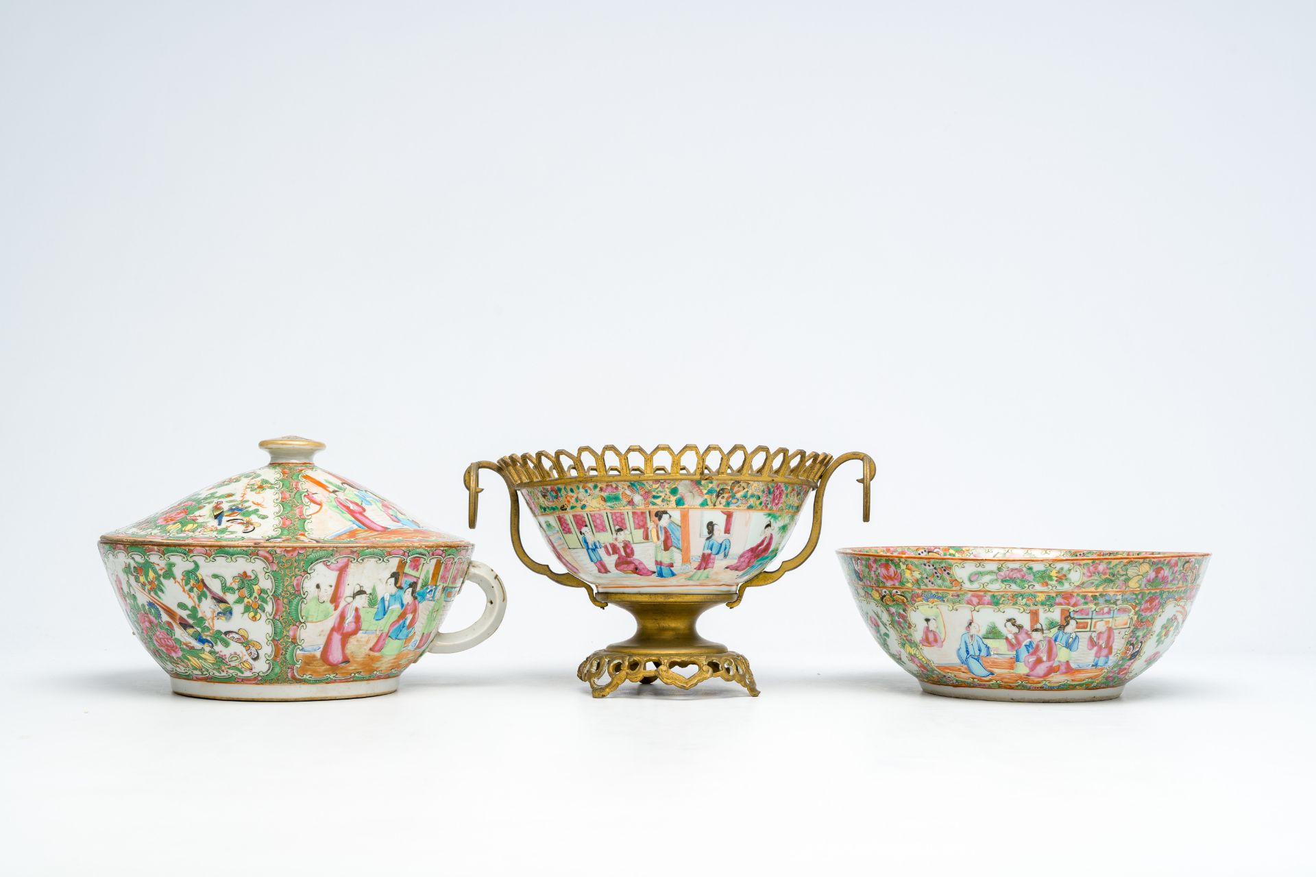A varied collection of Chinese Canton famille rose porcelain with palace scenes and floral design, 1 - Bild 6 aus 11