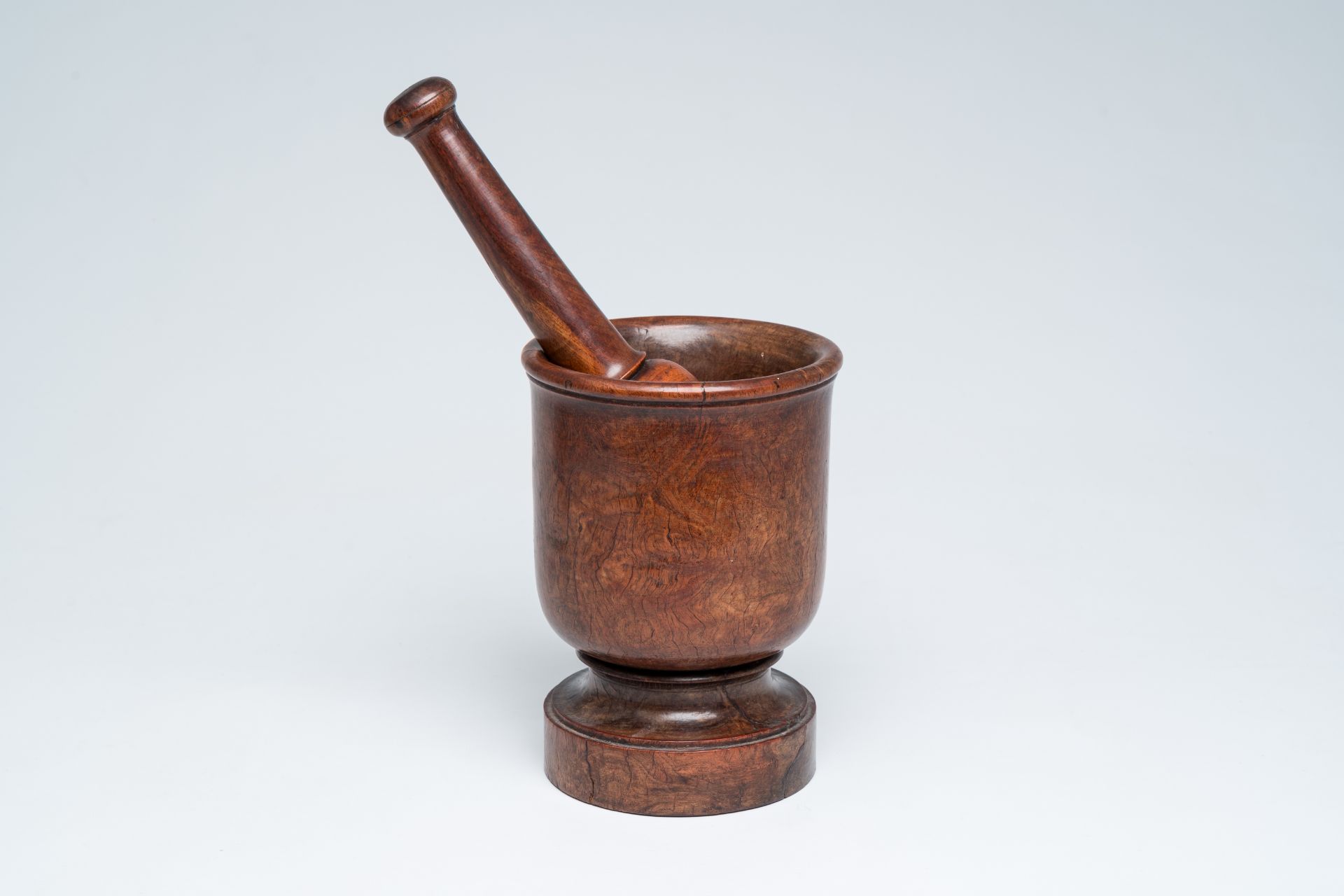 An English turned burl wood 'Queen Anne' mortar and pestle, 18th C.