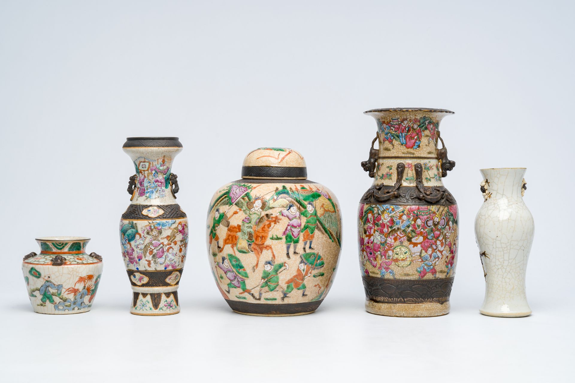 Five Chinese Nanking crackle glazed famille rose and verte vases with dragons, warrior scenes and pl - Bild 4 aus 7