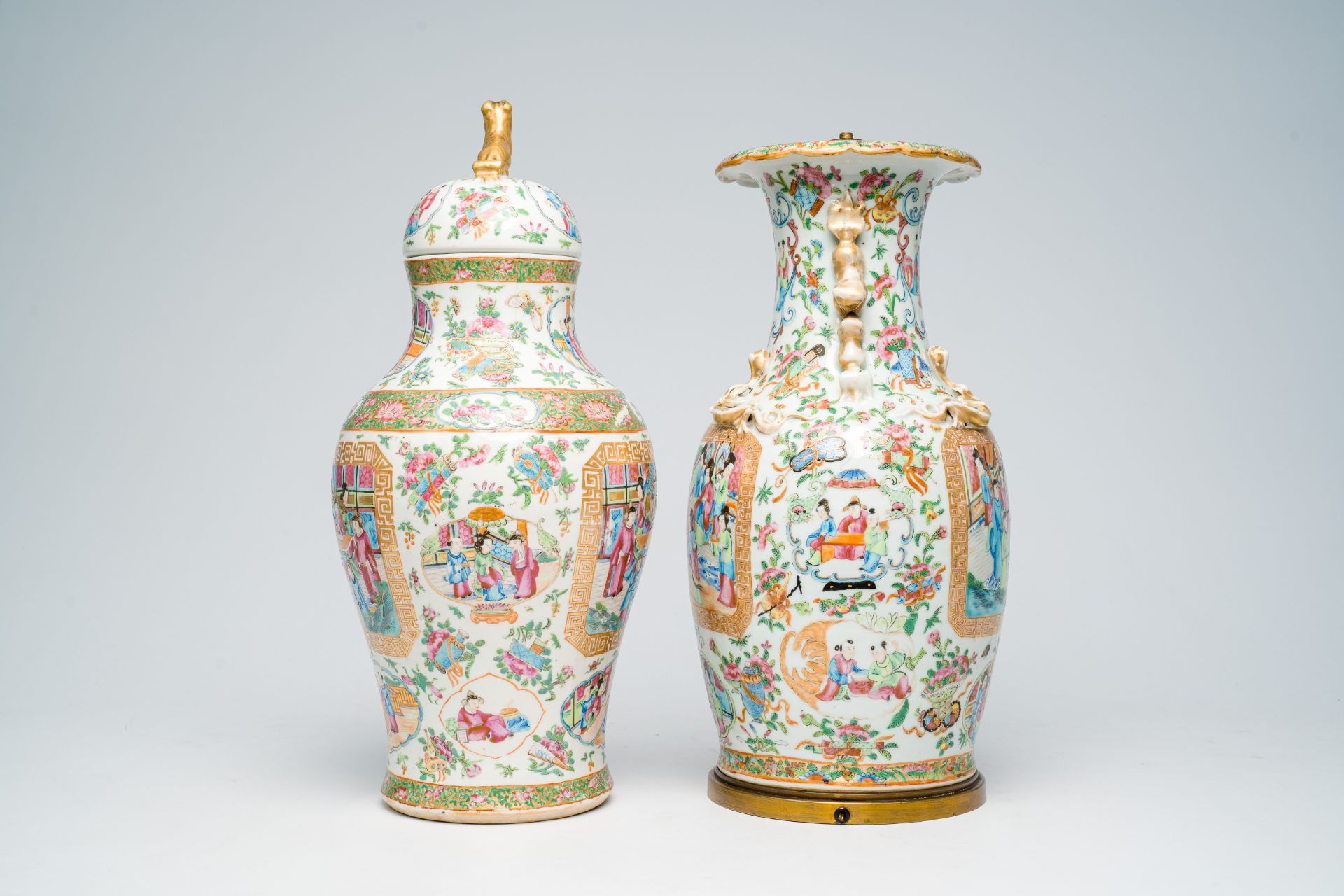Two Chinese Canton famille rose vases with palace scenes, one of which mounted as a lamp, 19th C. - Bild 8 aus 46
