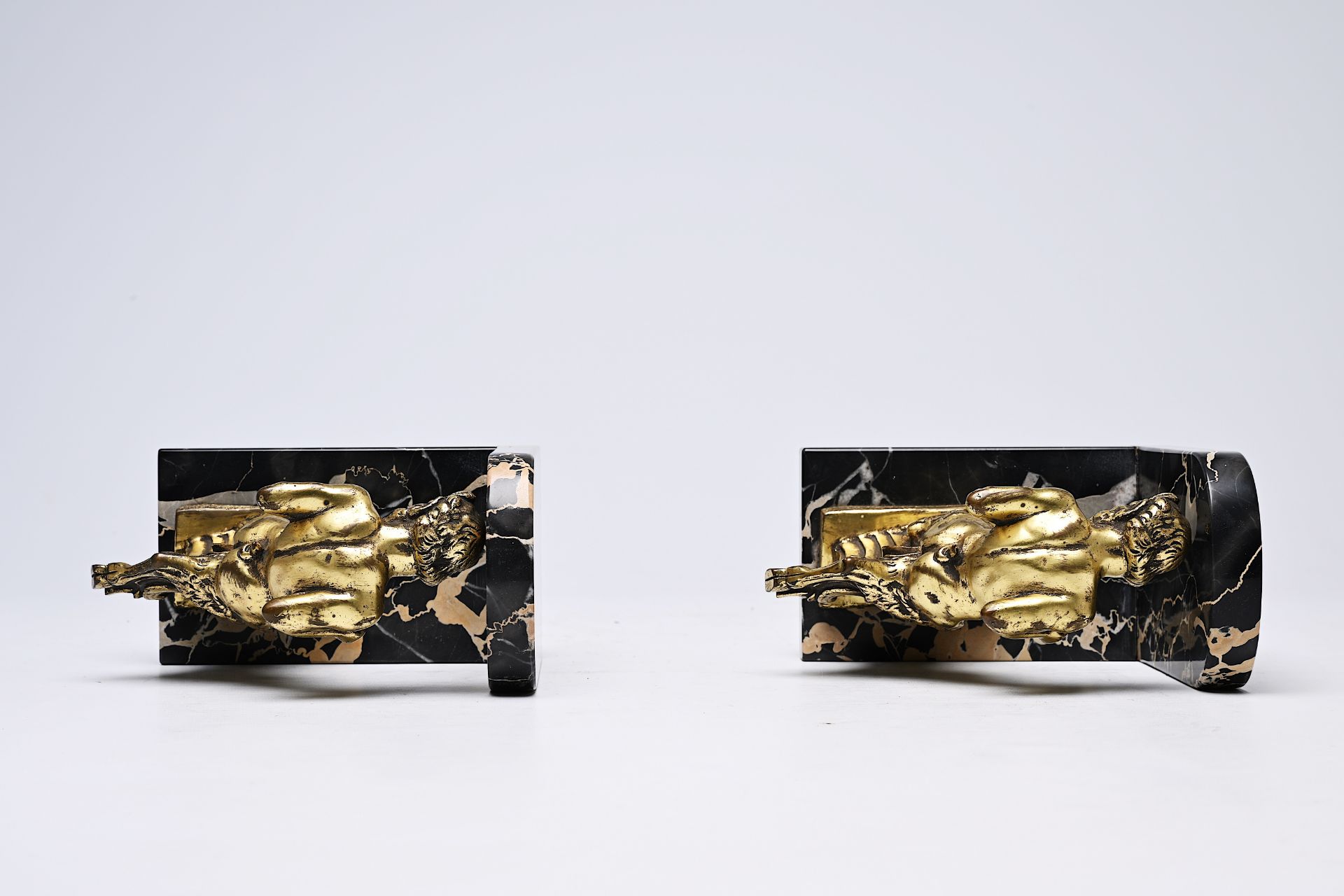 Irenee Rochard (1906-1984): A pair of bookends in the shape of satyrs, gilt bronze on a marble base - Bild 6 aus 8