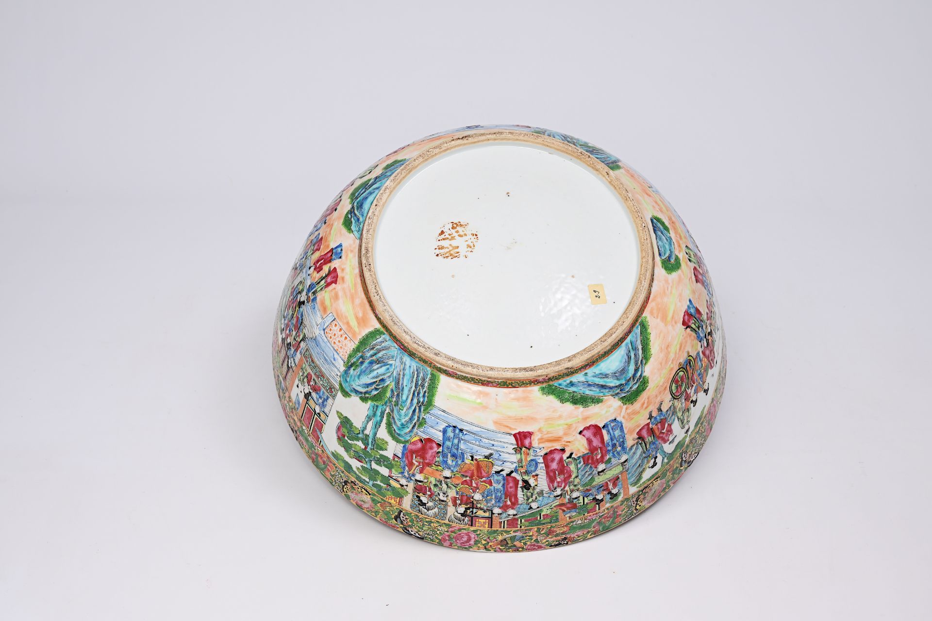 A large Chinese Canton famille rose bowl with floral design and palace scenes, 19th C. - Bild 8 aus 9