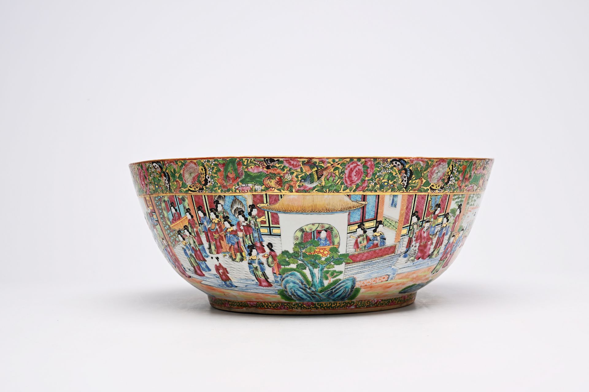 A large Chinese Canton famille rose bowl with floral design and palace scenes, 19th C. - Bild 6 aus 9