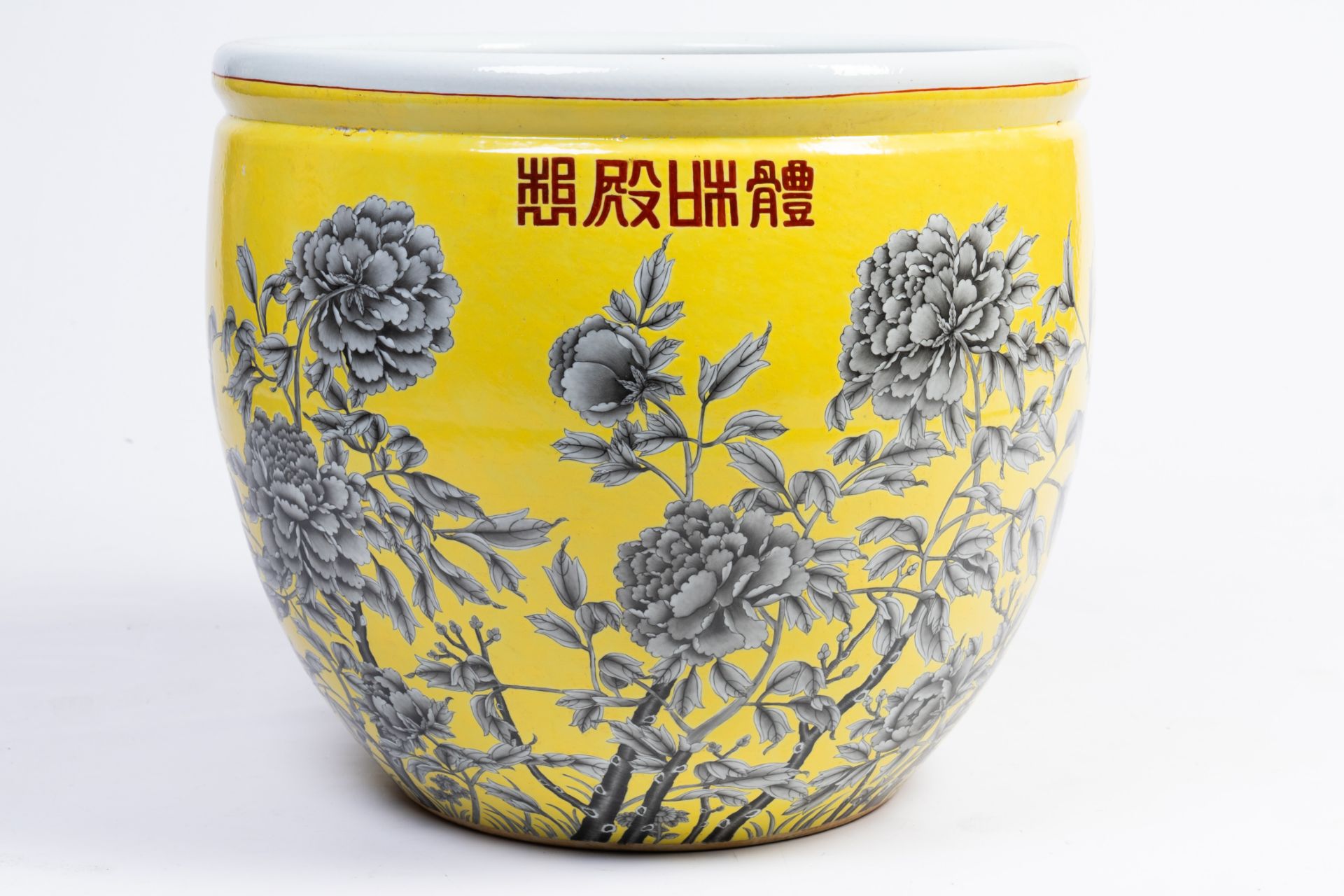 A large Chinese Dayazhai style jardiniere with floral design on a yellow ground, 19th/20th C. - Image 3 of 14