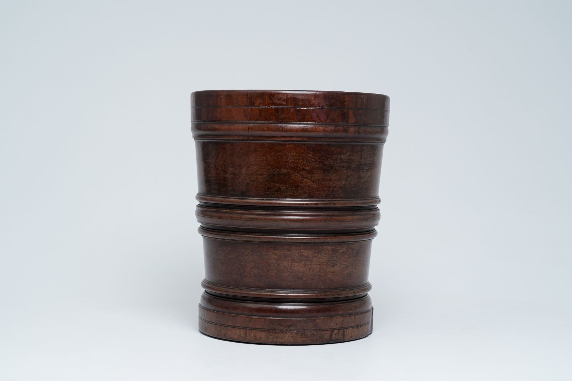 A large English turned wood mortar and pestle, second half 17th C. - Image 6 of 12