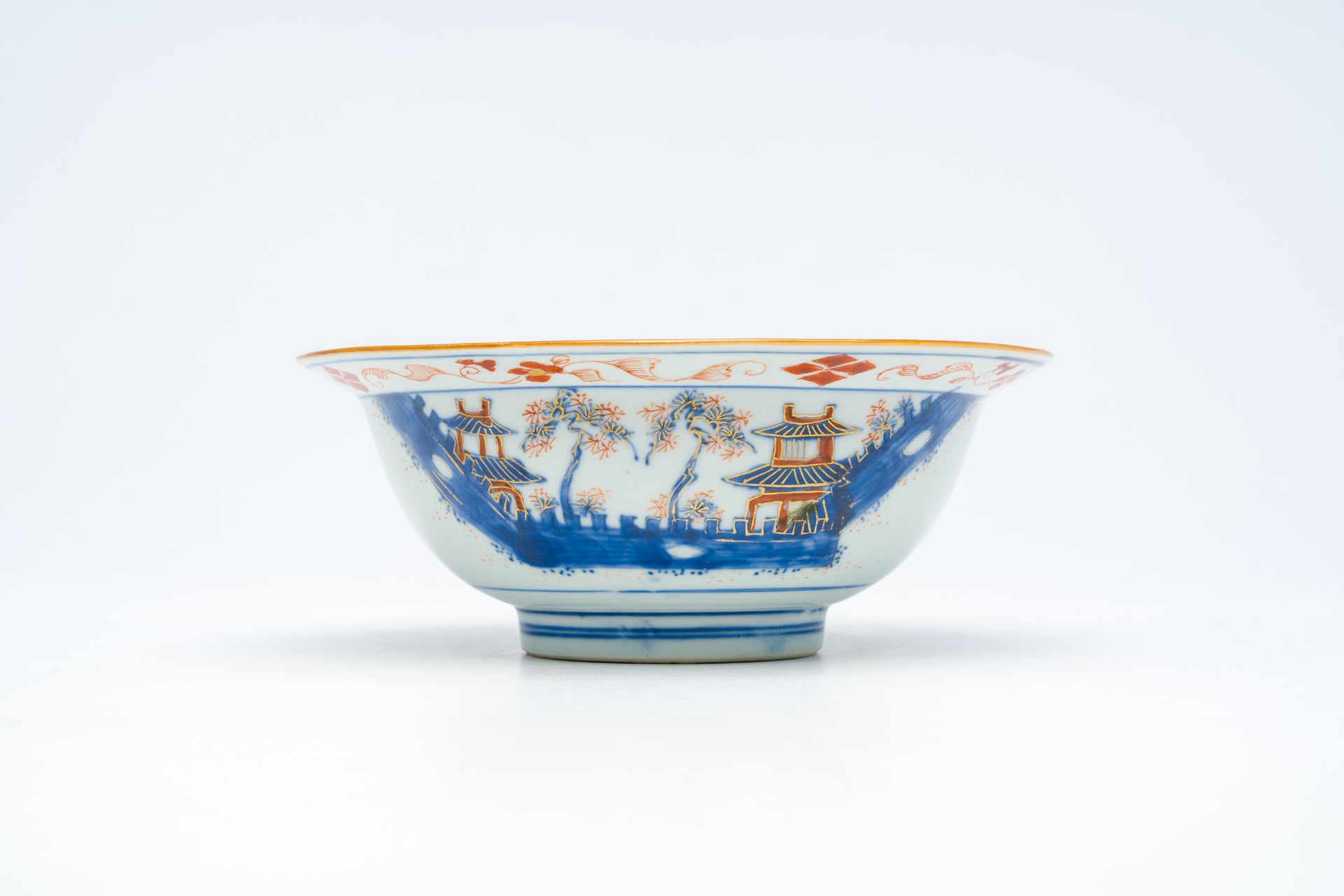 A Chinese Imari-style 'klapmuts' bowl with pagodas, ex-coll. Augustus the Strong, Kangxi - Image 2 of 7
