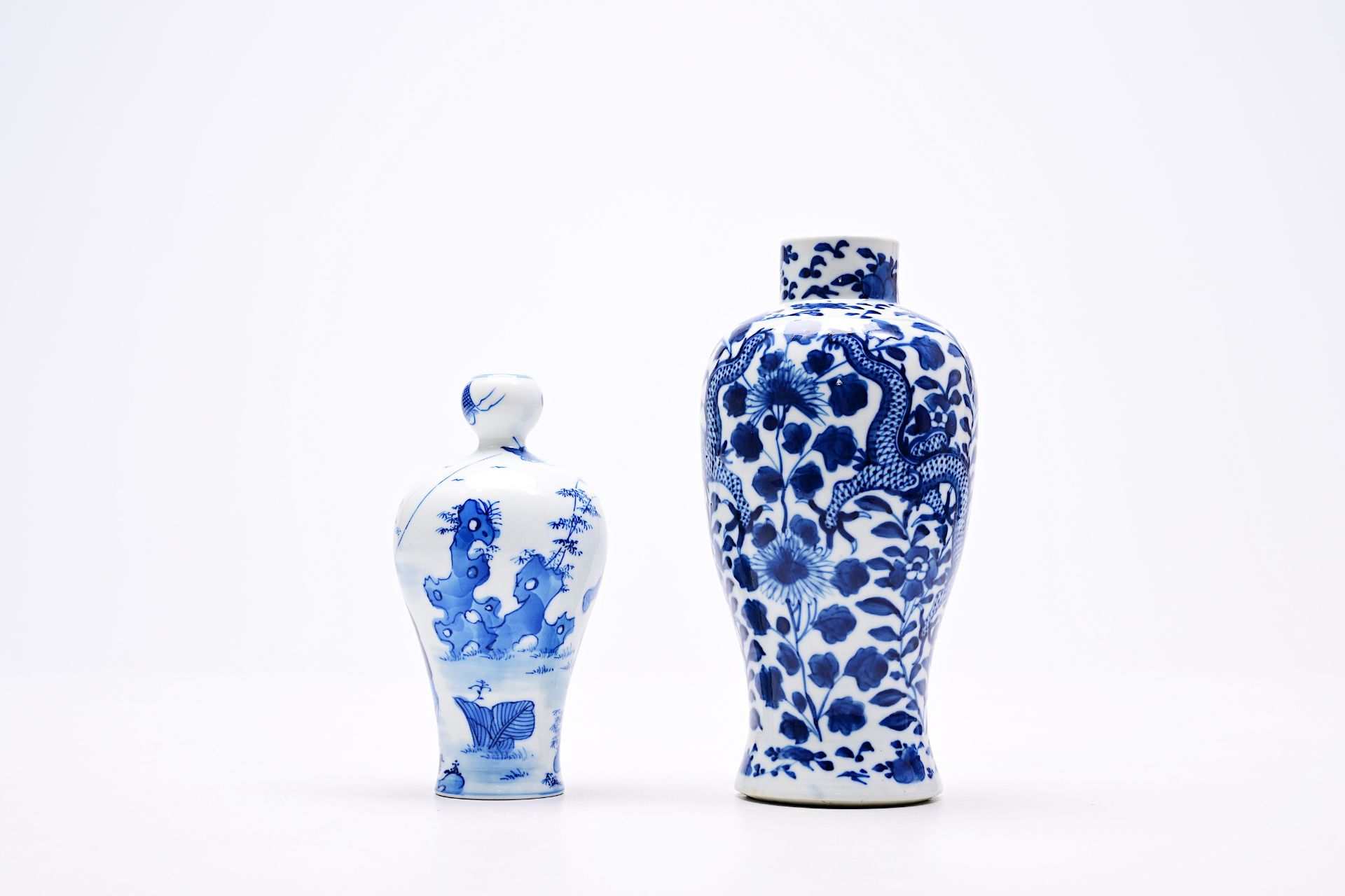 A varied collection of Chinese blue and white porcelain with floral design and figures in a landscap - Bild 19 aus 22