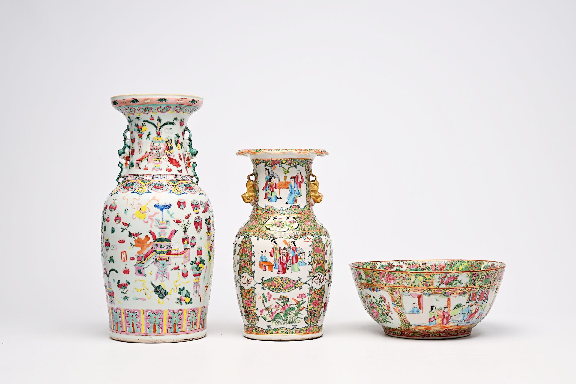 A Chinese famille rose 'antiquities' vase and a Canton famille rose vase and bowl, 19th C. - Bild 3 aus 8