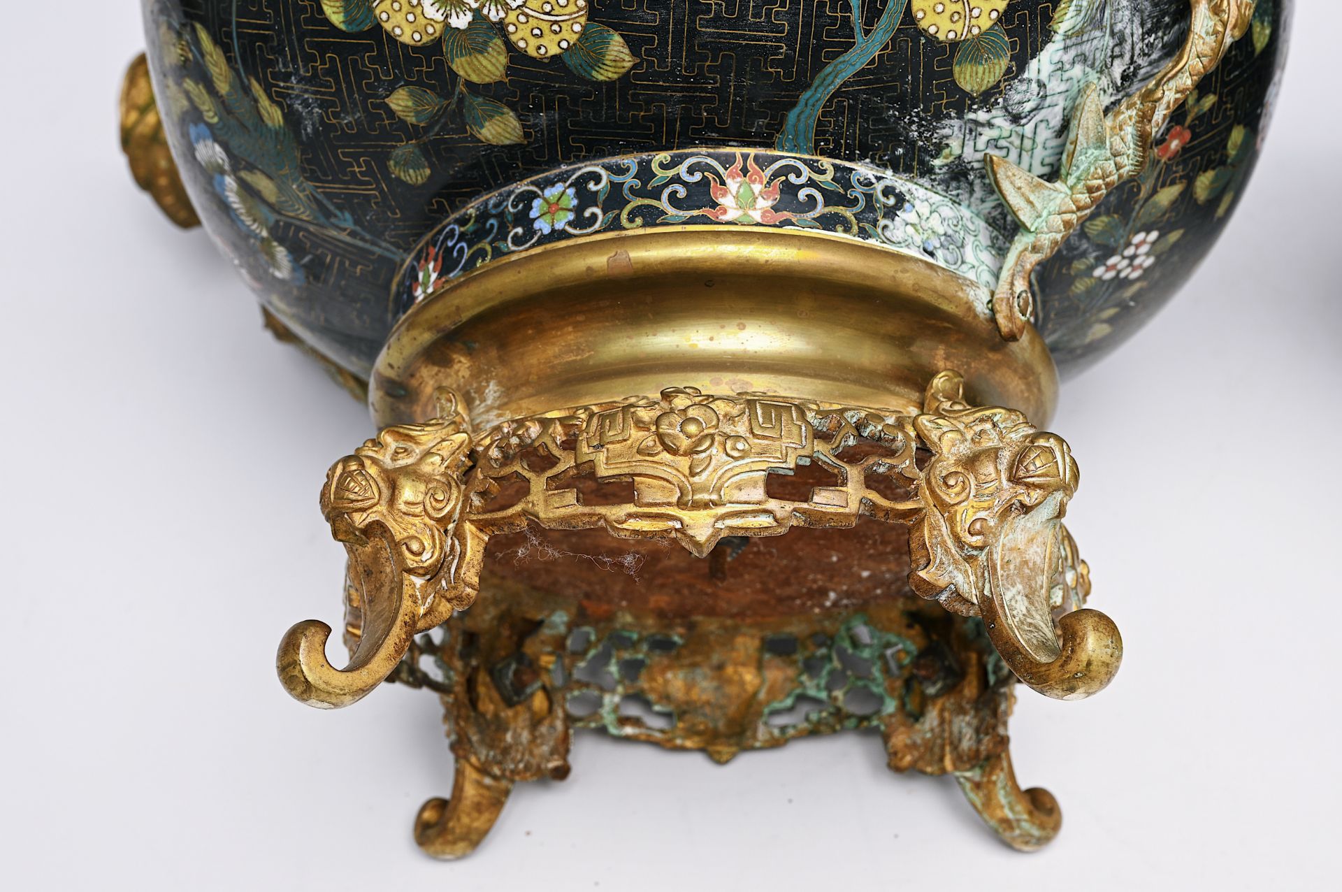 A Chinese cloisonne bowl and a jardiniere with gilt metal mounts, 19th C. - Image 7 of 11
