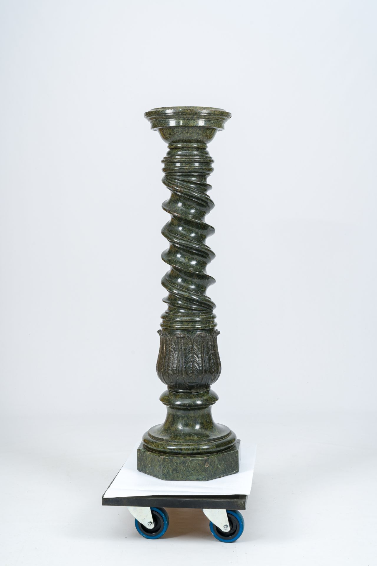 A twisted vert de mer marble pedestal, 19th/20th C. - Bild 4 aus 5