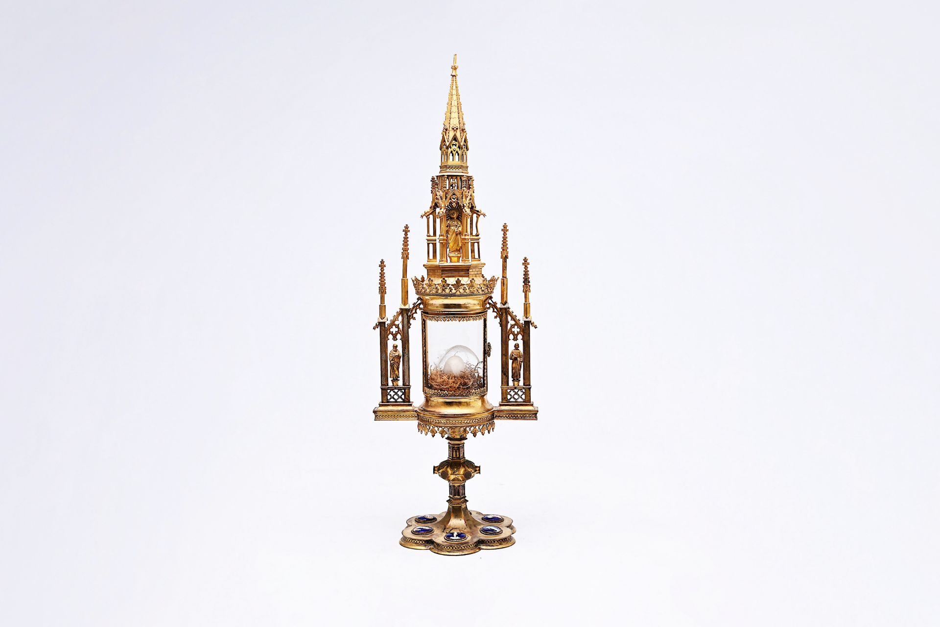 A French Gothic revival brass cathedral-shaped monstrance with enamel plaques, 19th C. - Image 4 of 15