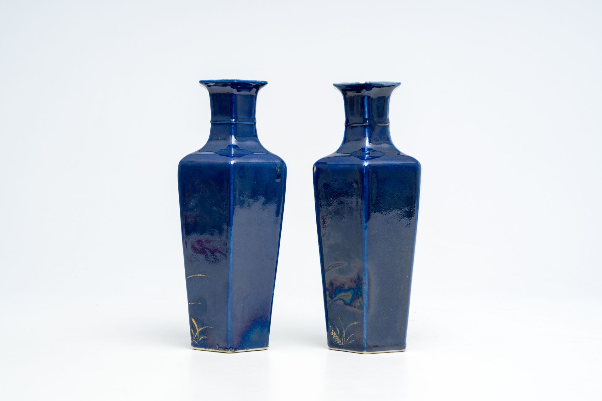 A pair of hexagonal Chinese monochrome blue-glazed gilt-decorated vases with a crane on a branch, 19 - Bild 2 aus 6