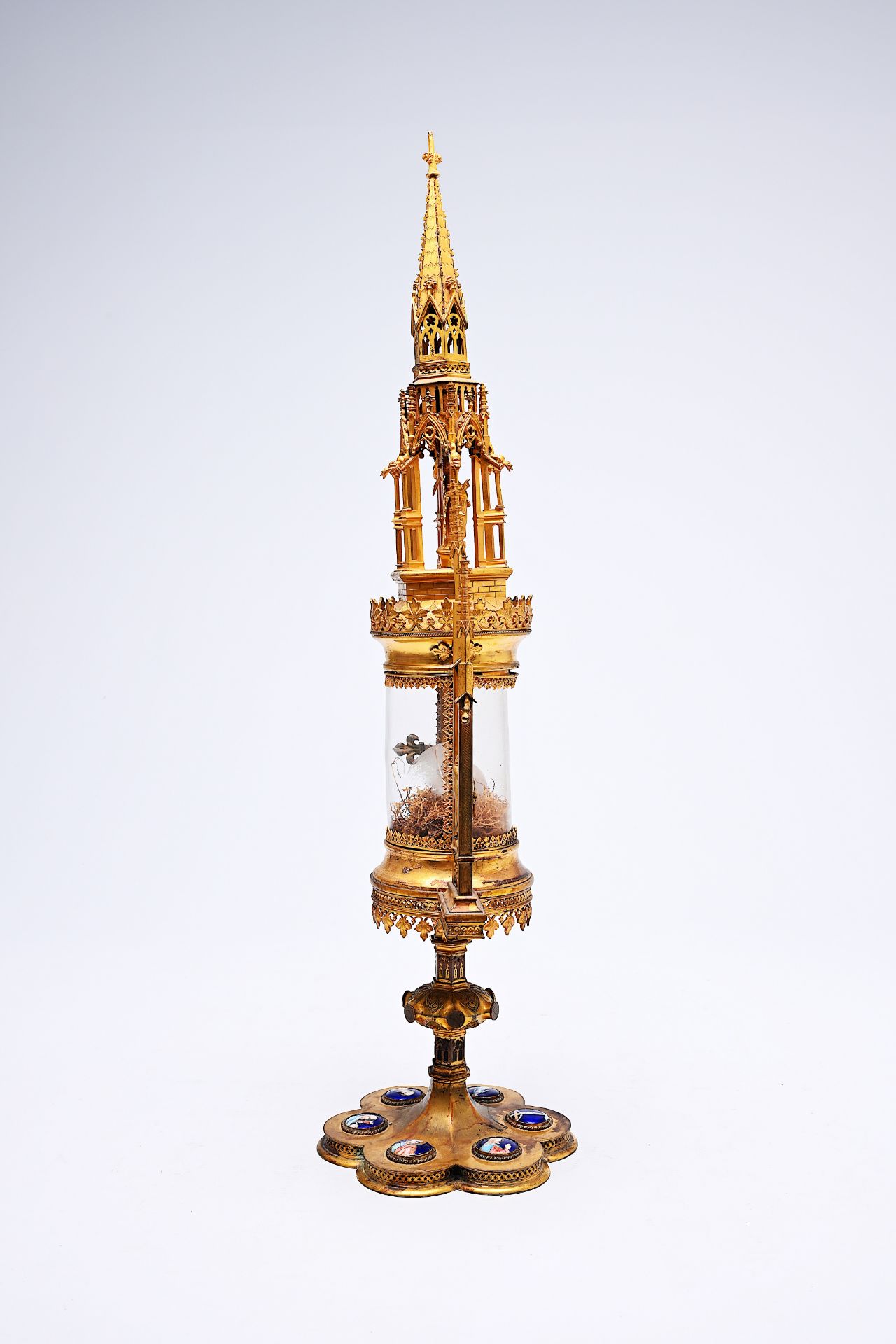 A French Gothic revival brass cathedral-shaped monstrance with enamel plaques, 19th C. - Image 5 of 15