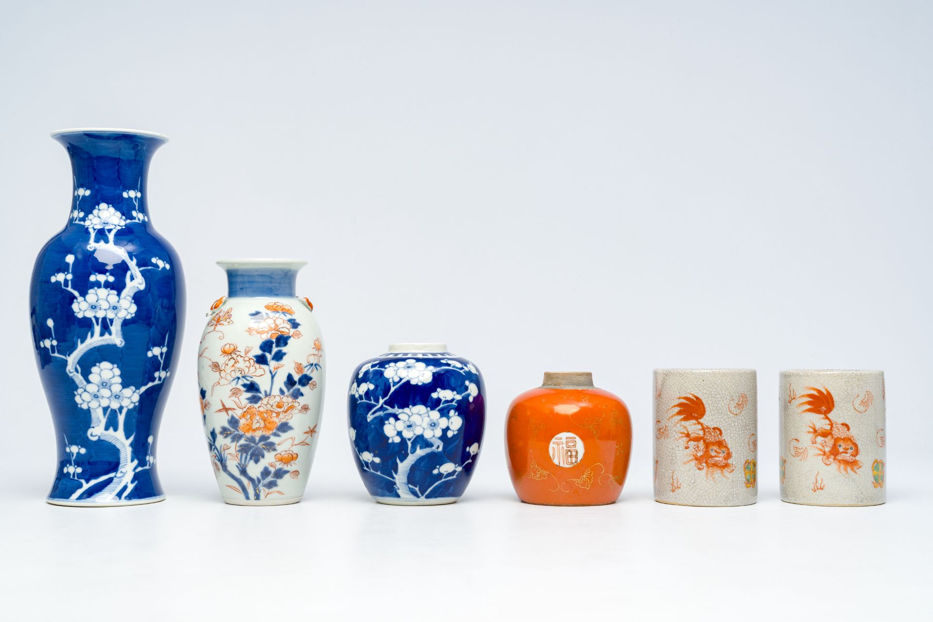 A varied collection of Chinese blue and white and iron-red porcelain, 19th/20th C. - Bild 4 aus 7