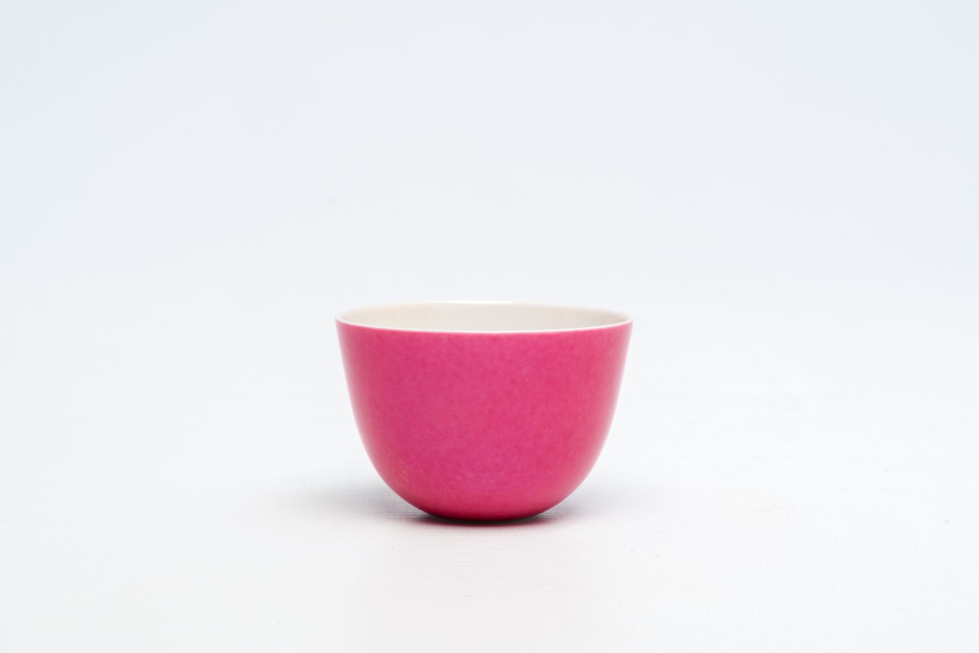 A Chinese monochrome ruby ground cup, Kangxi mark, 19th/20th C. - Bild 2 aus 14