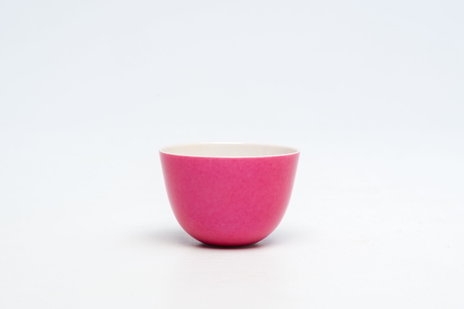 A Chinese monochrome ruby ground cup, Kangxi mark, 19th/20th C. - Image 2 of 14