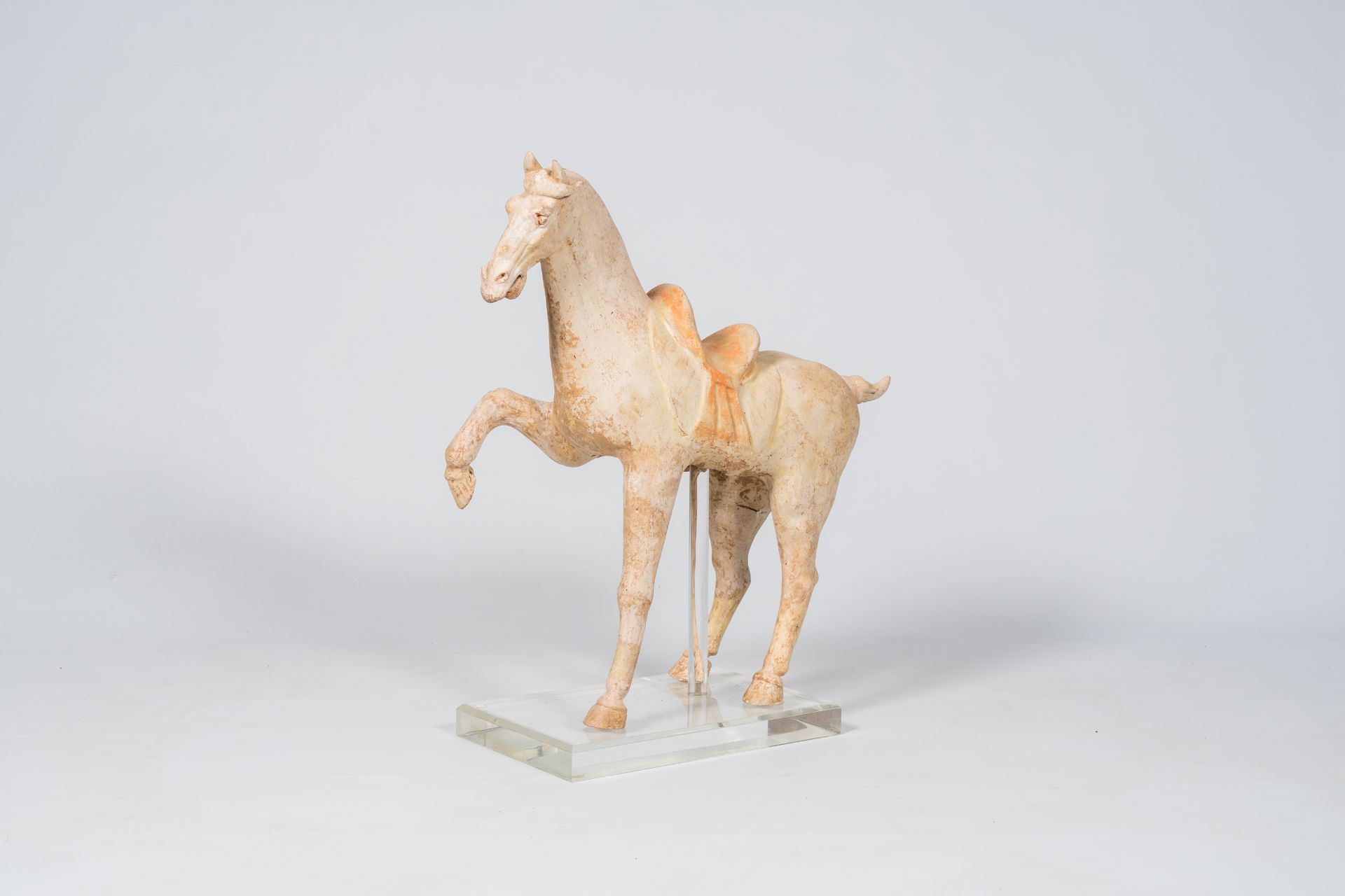 A Chinese polychrome painted pottery model of a horse, Tang - Bild 6 aus 9