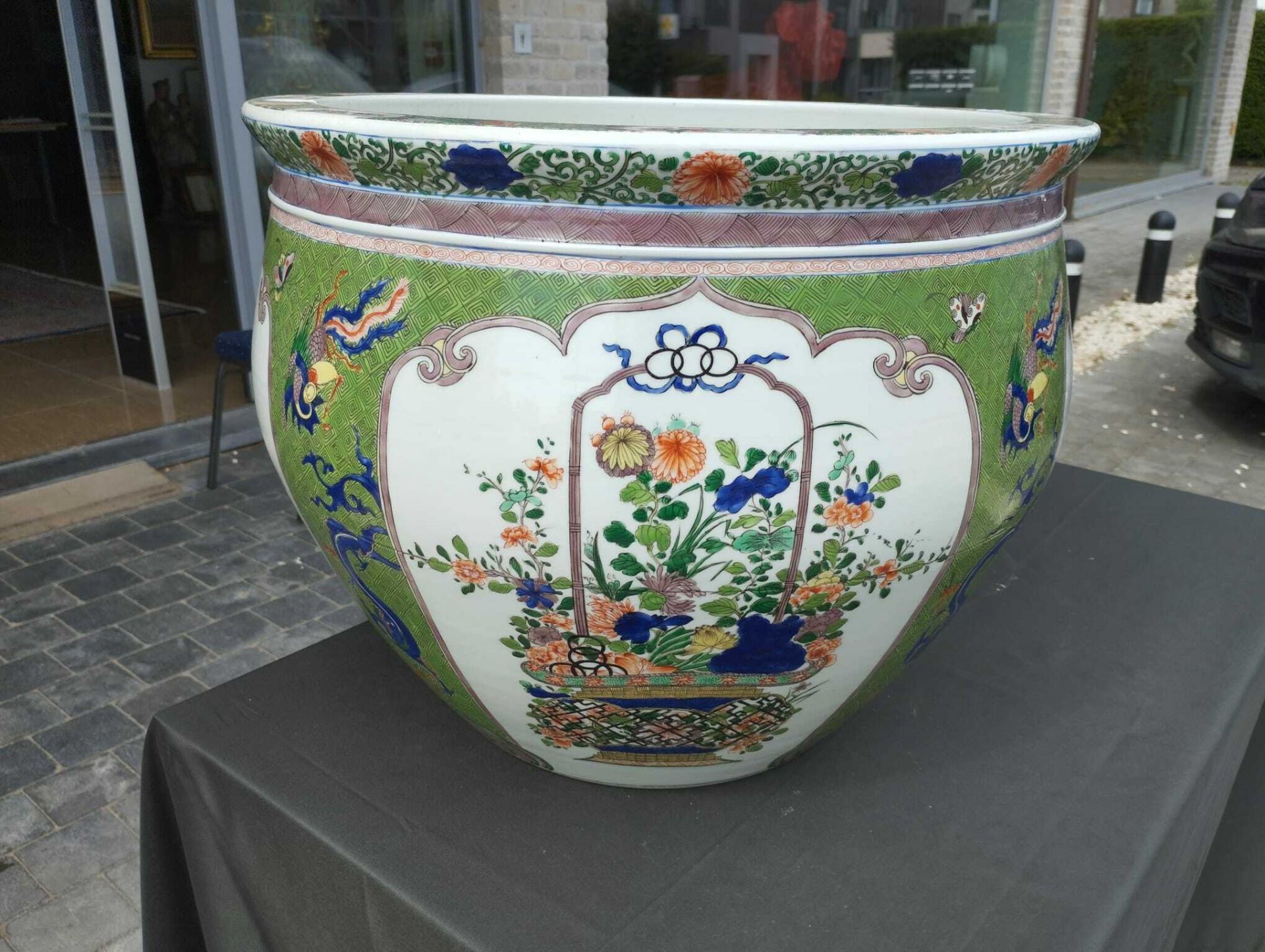 A French Samson famille verte style jardiniere with phoenixes, dragons and flower baskets, Paris, 19 - Image 11 of 20