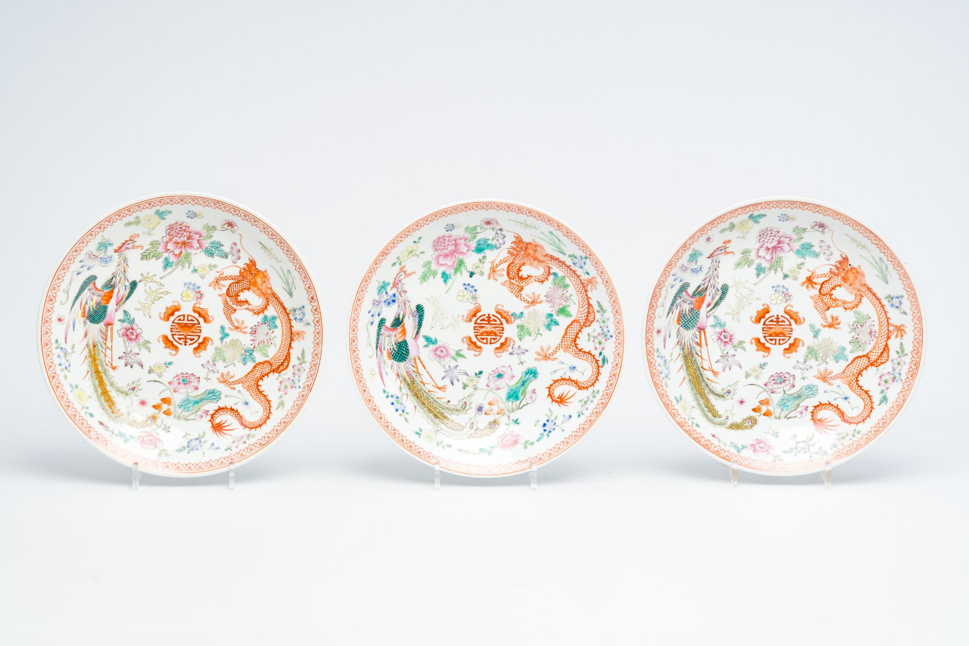 Six Chinese famille rose 'dragon and phoenix' dishes, Qianlong mark, 20th C. - Bild 9 aus 14