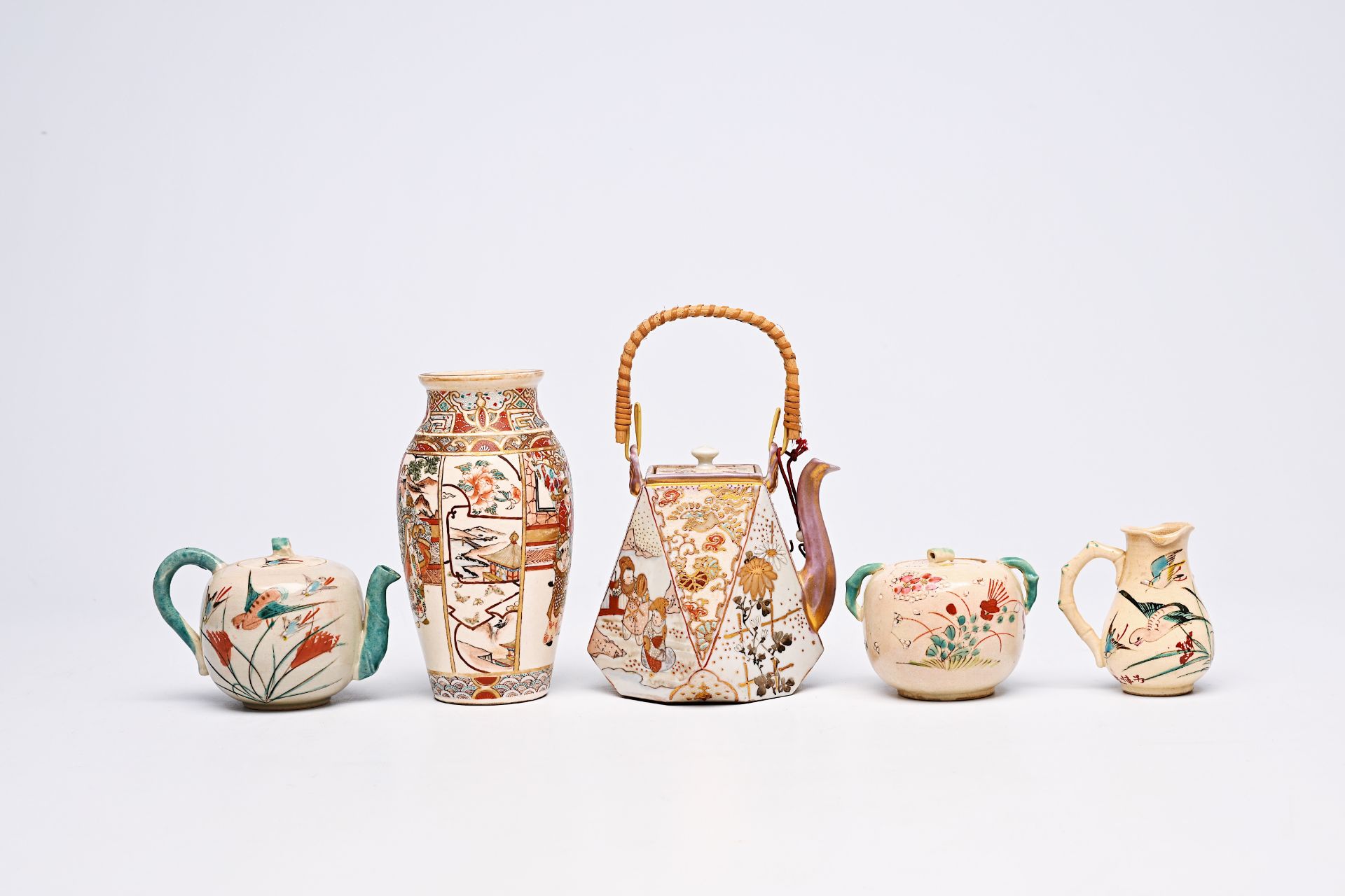 An extensive collection of Japanese Satsuma and Kutani porcelain, Meiji/Showa, 19th/20th C. - Image 12 of 30