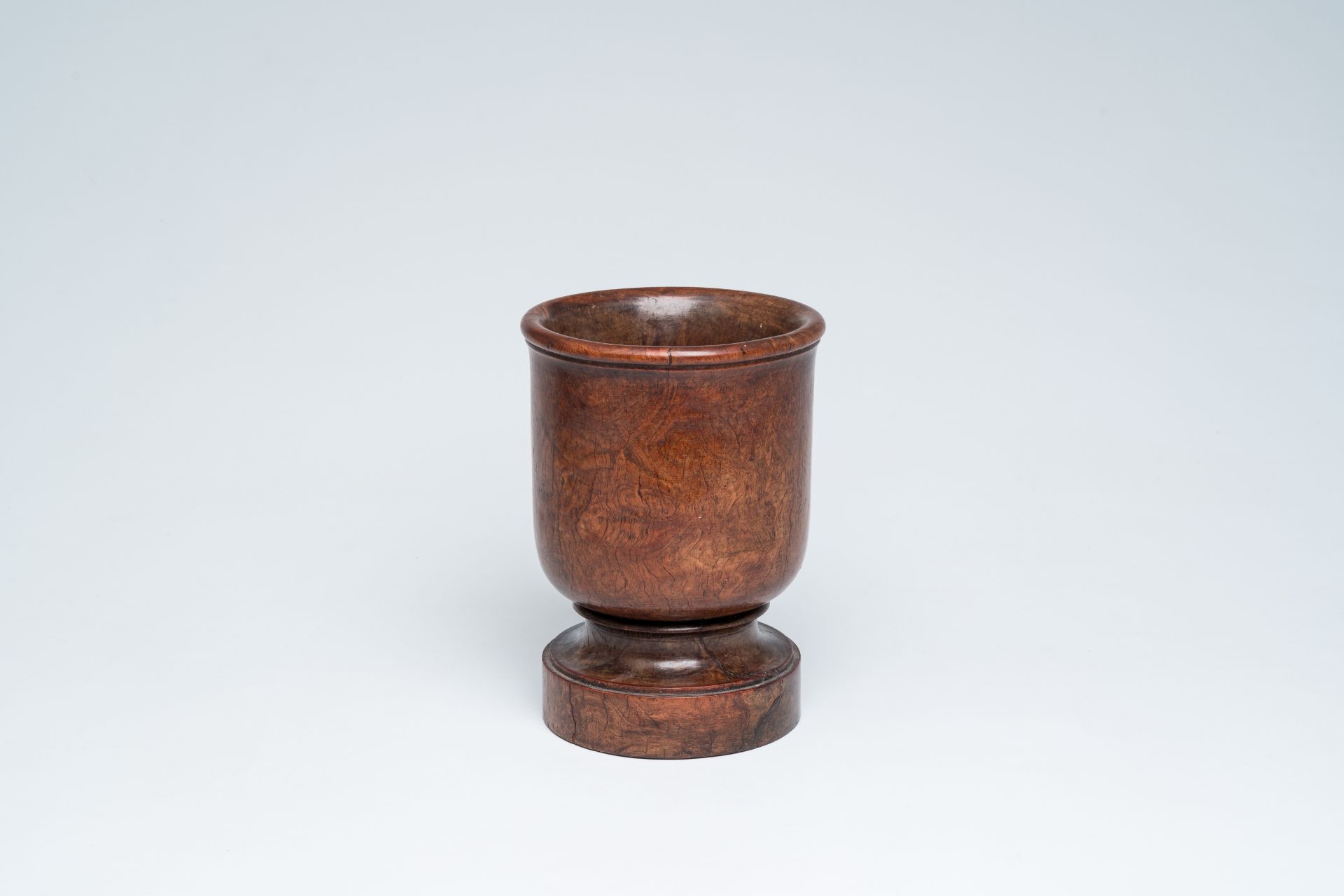 An English turned burl wood 'Queen Anne' mortar and pestle, 18th C. - Bild 3 aus 11