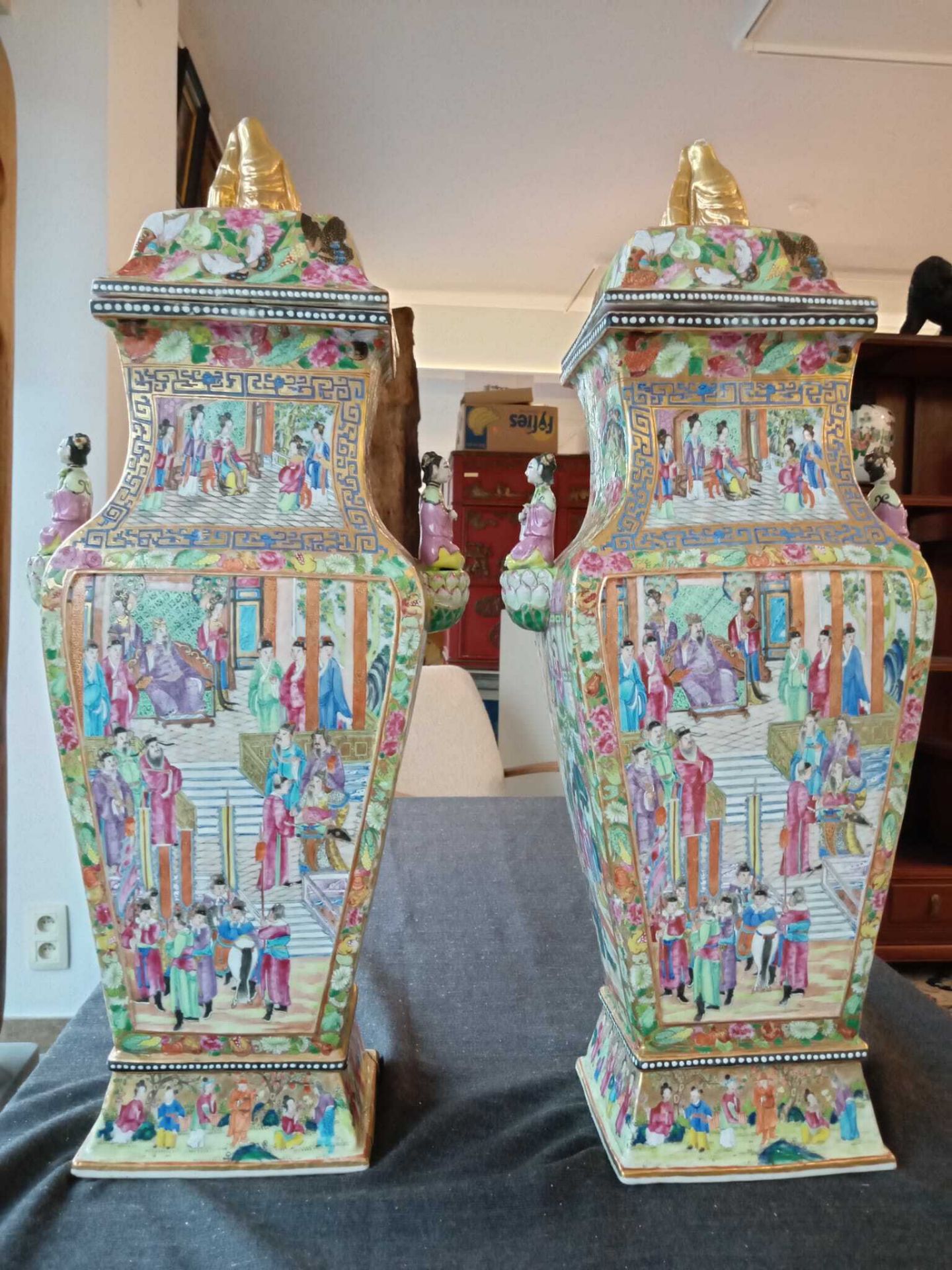 A pair of fine quadrangular Chinese Canton famille rose vases and covers with palace scenes and figu - Bild 24 aus 48